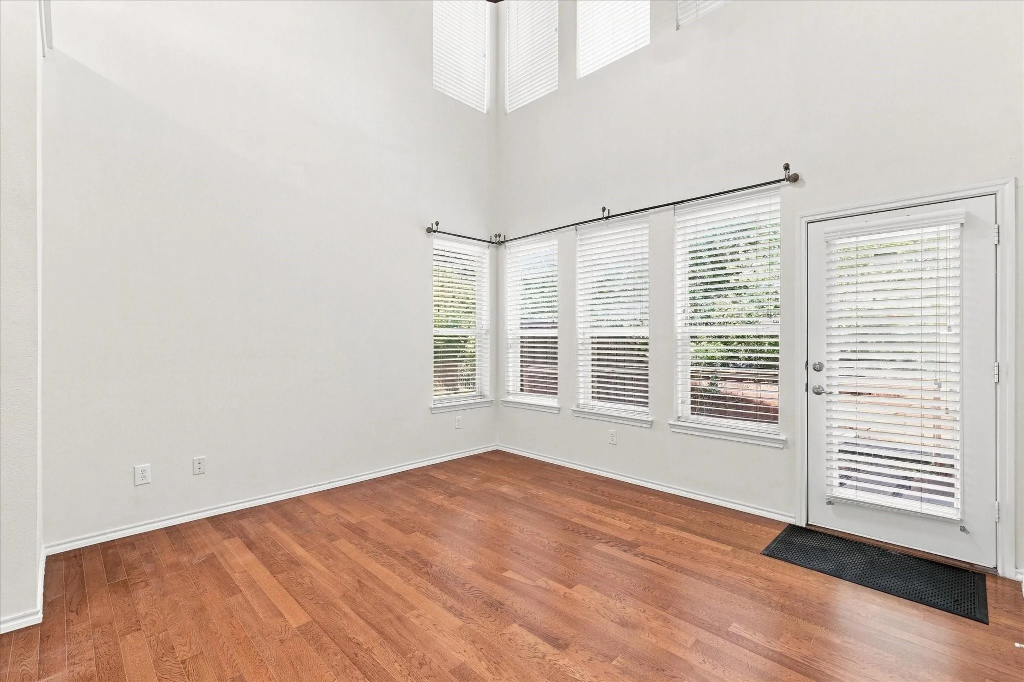 Townhouse For Rent in Dallas County , 2929 Muirfield Drive, Lewisville, Texas 75067, 3 Bedroom, 3 Bathroom, 2 Garage spaces, 2,050 Sqft, built in 2004, mls#21379135, Real Estate Agent in Lewisville, Homes For Rent in Dallas county, Homes For Rent in Lewisville, Realtor in Lewisville Texas, Real Estate Brokerage Independent Realty Texas, Luminita Cordes Realtor