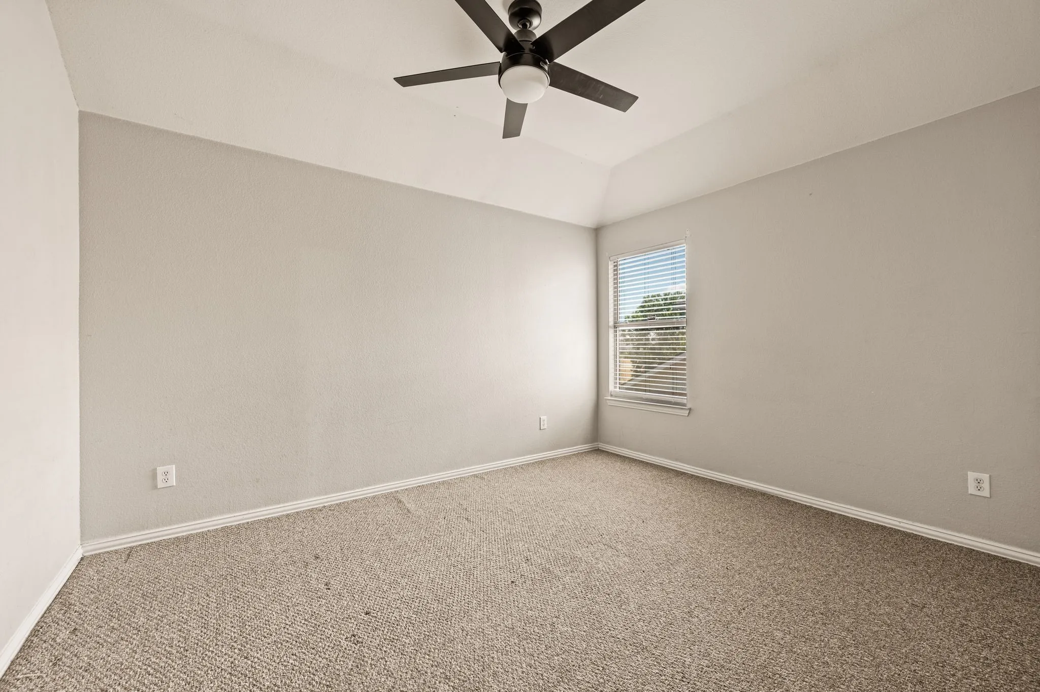 Single Family Residence For Sale in Tarrant County , 1417 White Ash Street, Saginaw, Texas 76131, 4 Bedroom, 3 Bathroom, 3 Garage spaces, 2,885 Sqft, built in 2003, mls#21378181, Real Estate Agent in Saginaw, Homes For Sale in Tarrant county, Homes For Sale in Saginaw, Realtor in Saginaw Texas, Real Estate Brokerage Independent Realty Texas, Luminita Cordes Realtor
