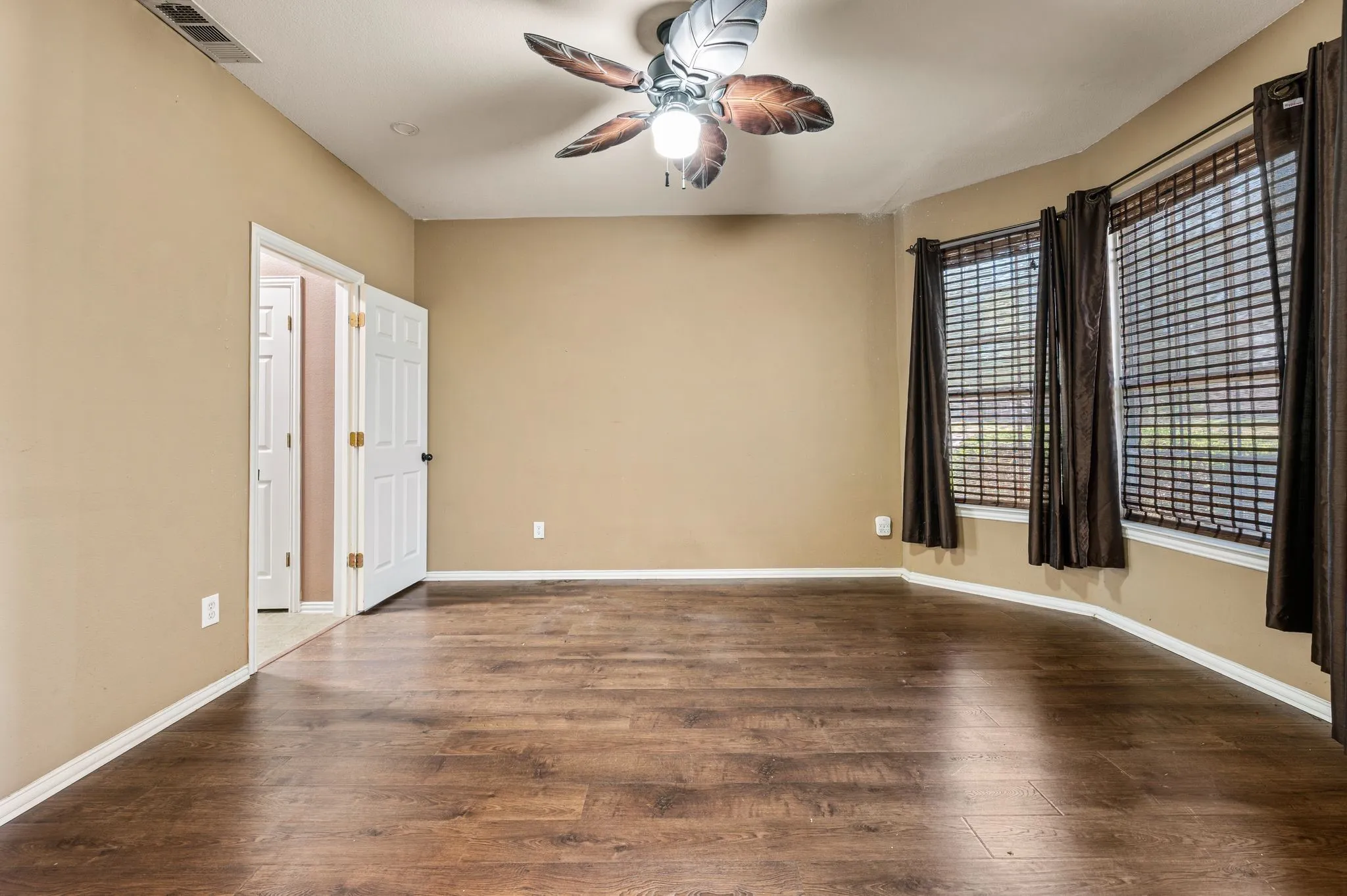 Single Family Residence For Sale in Tarrant County , 1417 White Ash Street, Saginaw, Texas 76131, 4 Bedroom, 3 Bathroom, 3 Garage spaces, 2,885 Sqft, built in 2003, mls#21378181, Real Estate Agent in Saginaw, Homes For Sale in Tarrant county, Homes For Sale in Saginaw, Realtor in Saginaw Texas, Real Estate Brokerage Independent Realty Texas, Luminita Cordes Realtor