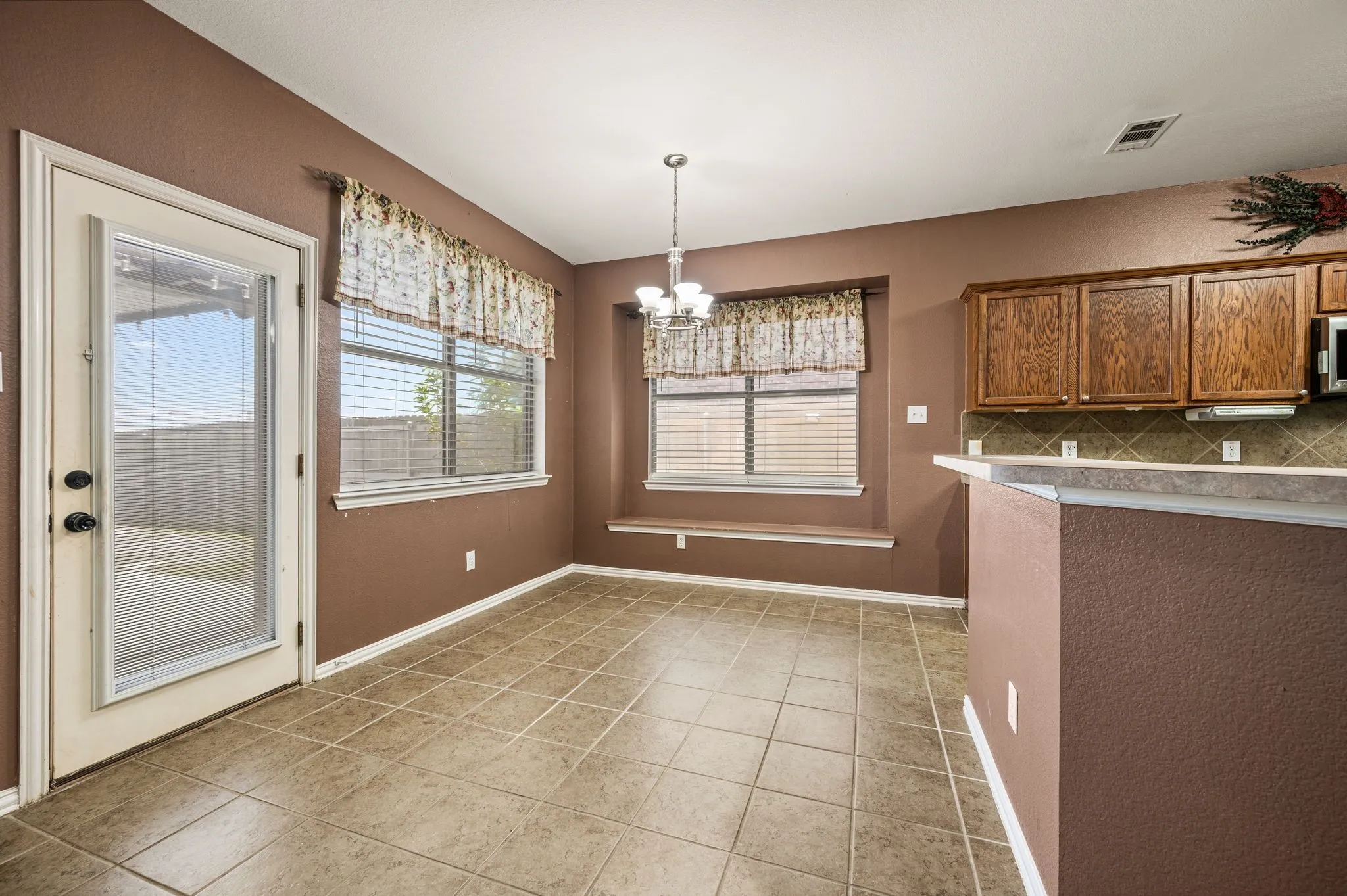 Single Family Residence For Sale in Tarrant County , 1417 White Ash Street, Saginaw, Texas 76131, 4 Bedroom, 3 Bathroom, 3 Garage spaces, 2,885 Sqft, built in 2003, mls#21378181, Real Estate Agent in Saginaw, Homes For Sale in Tarrant county, Homes For Sale in Saginaw, Realtor in Saginaw Texas, Real Estate Brokerage Independent Realty Texas, Luminita Cordes Realtor