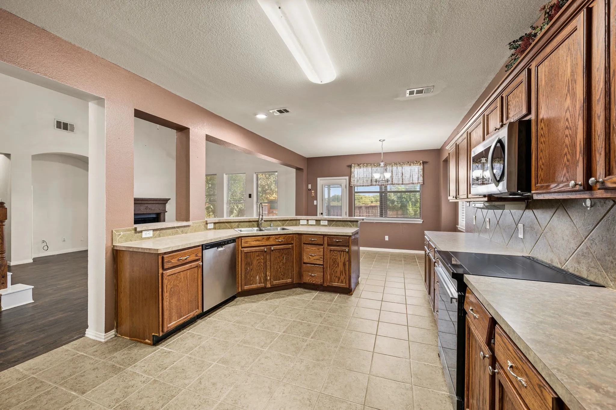 Single Family Residence For Sale in Tarrant County , 1417 White Ash Street, Saginaw, Texas 76131, 4 Bedroom, 3 Bathroom, 3 Garage spaces, 2,885 Sqft, built in 2003, mls#21378181, Real Estate Agent in Saginaw, Homes For Sale in Tarrant county, Homes For Sale in Saginaw, Realtor in Saginaw Texas, Real Estate Brokerage Independent Realty Texas, Luminita Cordes Realtor