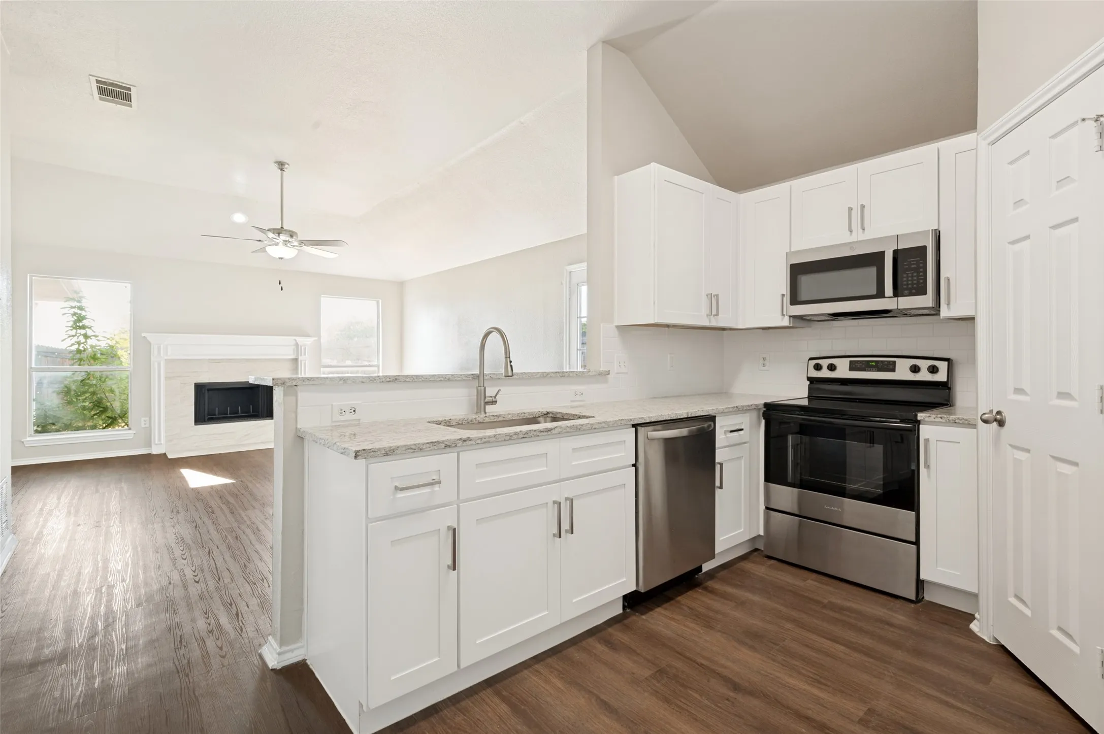 Single Family Residence For Rent in Dallas County , 1042 Westover Drive, Lancaster, Texas 75134, 3 Bedroom, 2 Bathroom, 2 Garage spaces, 1,408 Sqft, built in 1994, mls#21370881, Real Estate Agent in Lancaster, Homes For Rent in Dallas county, Homes For Rent in Lancaster, Realtor in Lancaster Texas, Real Estate Brokerage Independent Realty Texas, Luminita Cordes Realtor