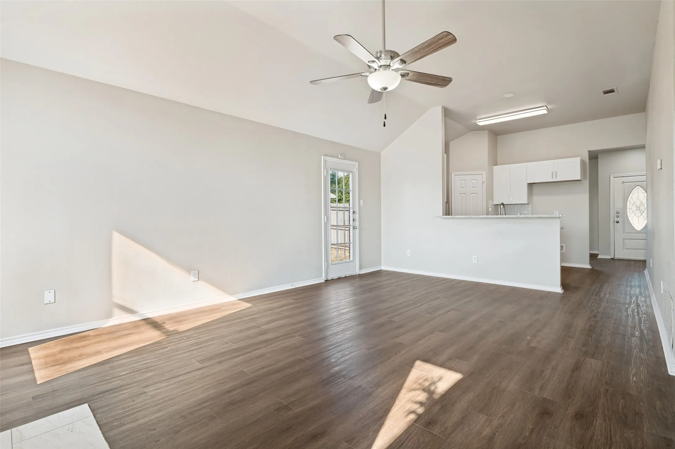 Single Family Residence For Rent in Dallas County , 1042 Westover Drive, Lancaster, Texas 75134, 3 Bedroom, 2 Bathroom, 2 Garage spaces, 1,408 Sqft, built in 1994, mls#21370881, Real Estate Agent in Lancaster, Homes For Rent in Dallas county, Homes For Rent in Lancaster, Realtor in Lancaster Texas, Real Estate Brokerage Independent Realty Texas, Luminita Cordes Realtor