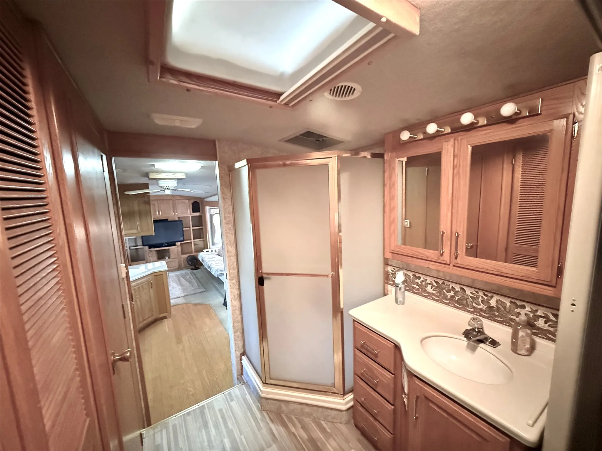 Manufactured Home For Sale in Wood County , 6435 FM 17 Lots 620-625, Yantis, Texas 75497, 1 Bedroom, 1 Bathroom, Garage spaces, 280 Sqft, built in 1998, mls#21379237, Real Estate Agent in Yantis, Homes For Sale in Wood county, Homes For Sale in Yantis, Realtor in Yantis Texas, Real Estate Brokerage Independent Realty Texas, Luminita Cordes Realtor
