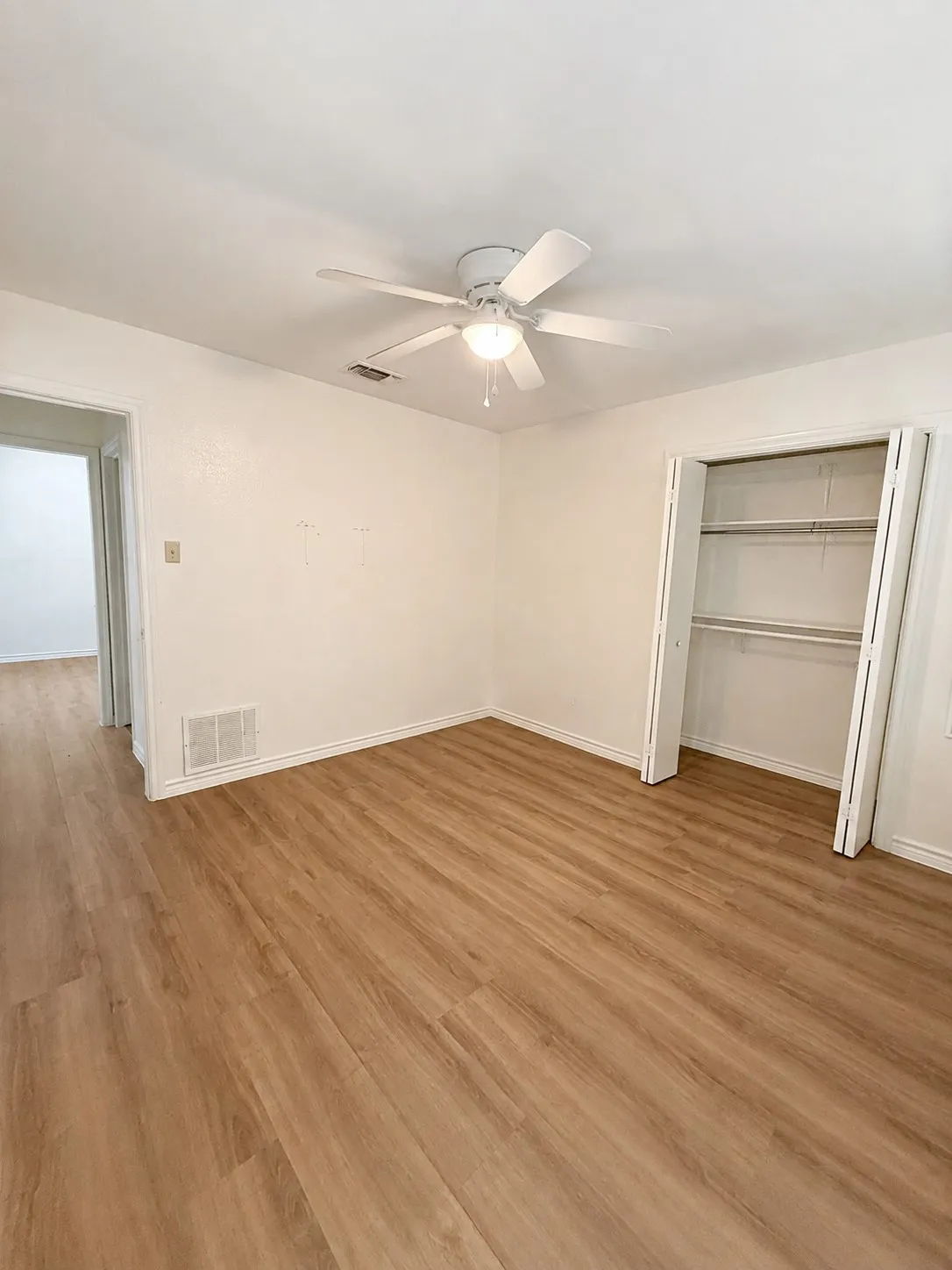 Single Family Residence For Rent in Dallas County , 1213 Parkrow Place, Irving, Texas 75060, 3 Bedroom, 3 Bathroom, 2 Garage spaces, 2,076 Sqft, built in 1984, mls#21379243, Real Estate Agent in Irving, Homes For Rent in Dallas county, Homes For Rent in Irving, Realtor in Irving Texas, Real Estate Brokerage Independent Realty Texas, Luminita Cordes Realtor