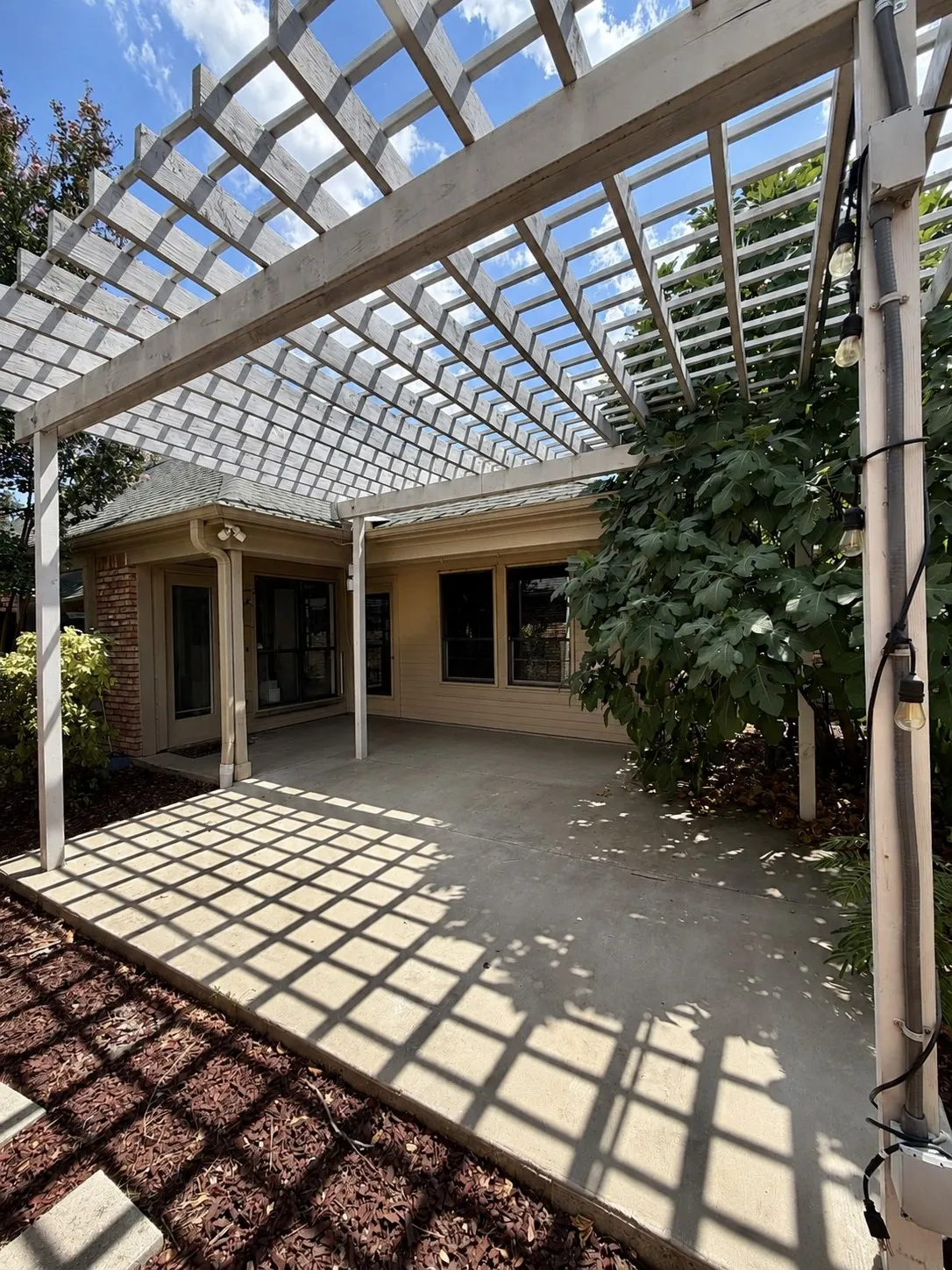 Single Family Residence For Rent in Dallas County , 1213 Parkrow Place, Irving, Texas 75060, 3 Bedroom, 3 Bathroom, 2 Garage spaces, 2,076 Sqft, built in 1984, mls#21379243, Real Estate Agent in Irving, Homes For Rent in Dallas county, Homes For Rent in Irving, Realtor in Irving Texas, Real Estate Brokerage Independent Realty Texas, Luminita Cordes Realtor