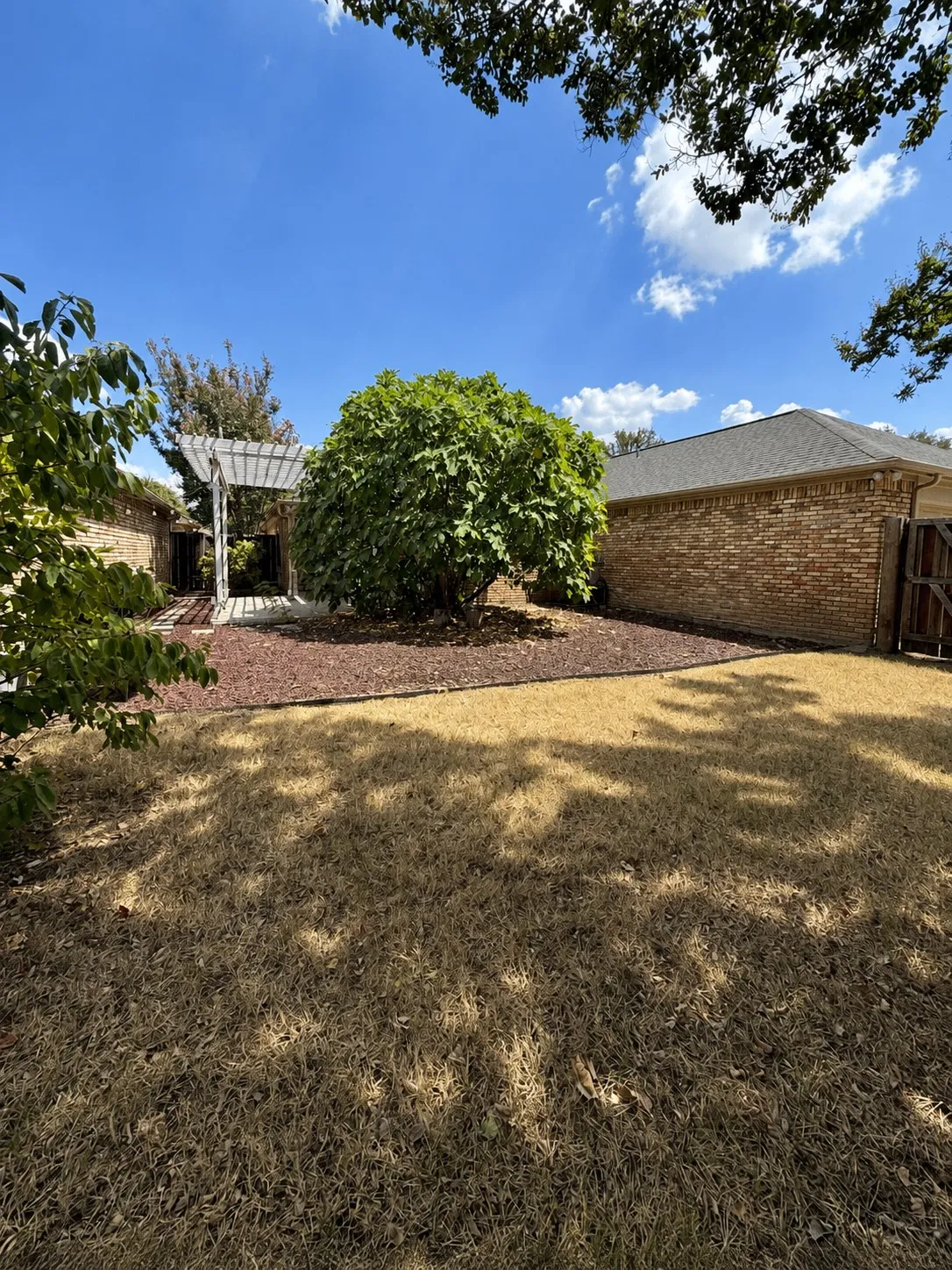 Single Family Residence For Rent in Dallas County , 1213 Parkrow Place, Irving, Texas 75060, 3 Bedroom, 3 Bathroom, 2 Garage spaces, 2,076 Sqft, built in 1984, mls#21379243, Real Estate Agent in Irving, Homes For Rent in Dallas county, Homes For Rent in Irving, Realtor in Irving Texas, Real Estate Brokerage Independent Realty Texas, Luminita Cordes Realtor