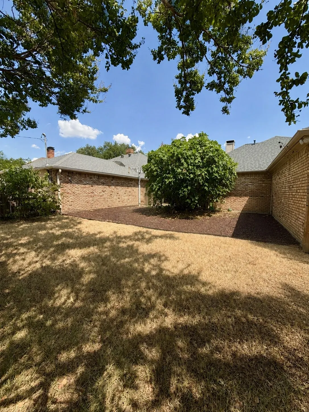 Single Family Residence For Rent in Dallas County , 1213 Parkrow Place, Irving, Texas 75060, 3 Bedroom, 3 Bathroom, 2 Garage spaces, 2,076 Sqft, built in 1984, mls#21379243, Real Estate Agent in Irving, Homes For Rent in Dallas county, Homes For Rent in Irving, Realtor in Irving Texas, Real Estate Brokerage Independent Realty Texas, Luminita Cordes Realtor