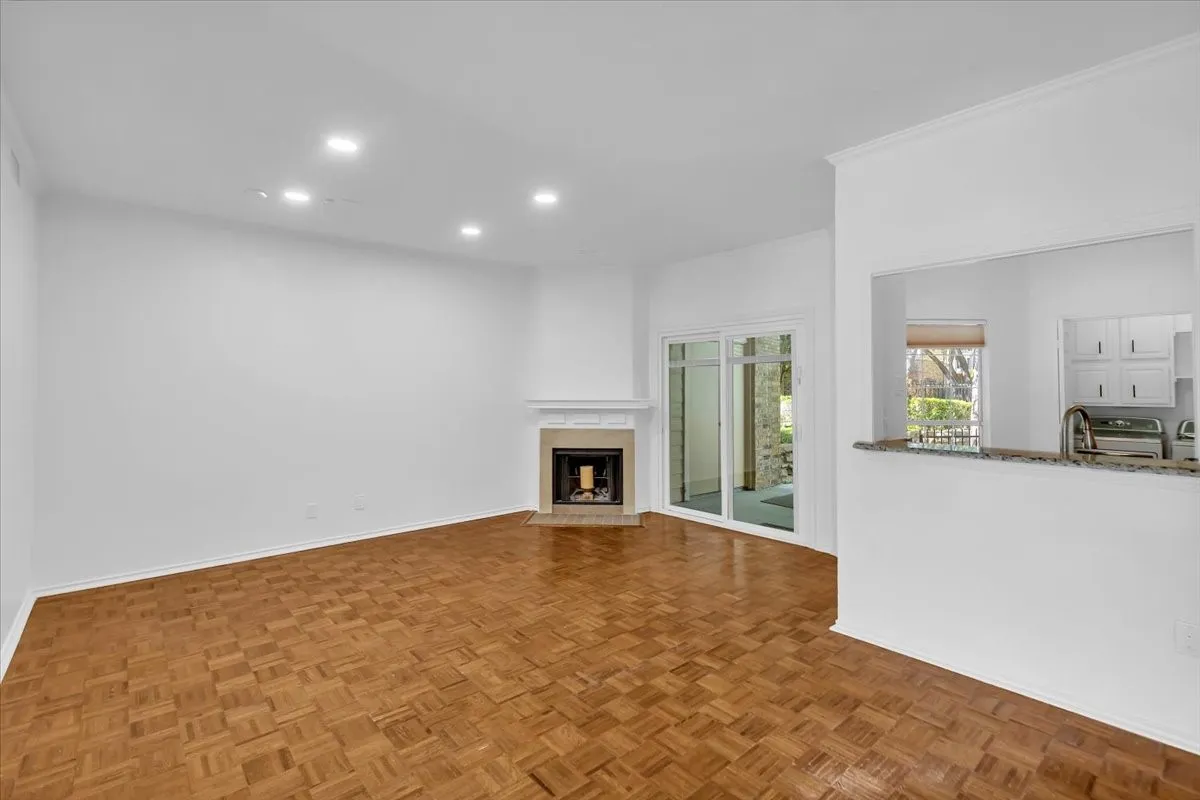 Living/dining area