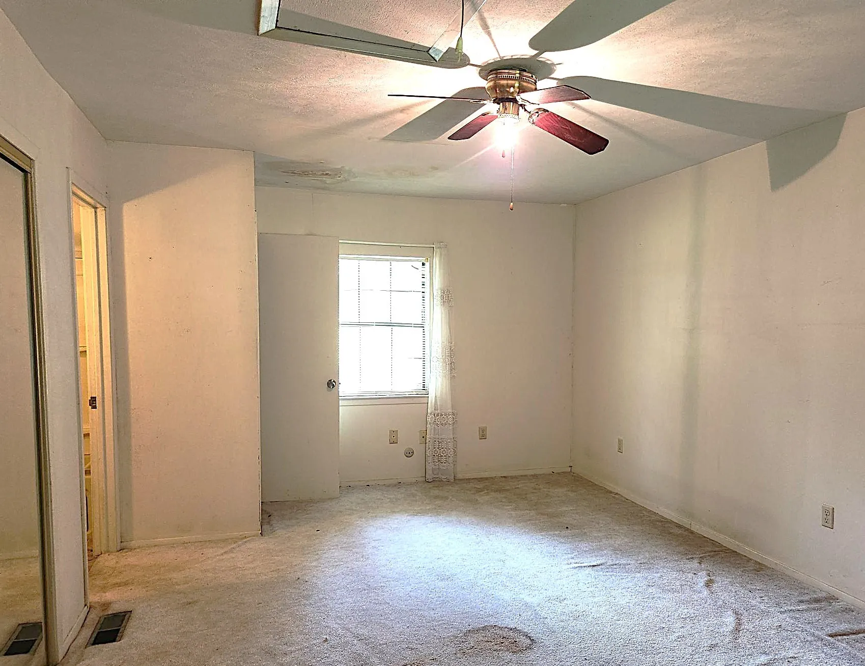 Single Family Residence For Sale in Henderson County , 6184 Cherokee Trail, Mabank, Texas 75156, 1 Bedroom, 1 Bathroom, Garage spaces, 920 Sqft, built in 1987, mls#21379248, Real Estate Agent in Mabank, Homes For Sale in Henderson county, Homes For Sale in Mabank, Realtor in Mabank Texas, Real Estate Brokerage Independent Realty Texas, Luminita Cordes Realtor