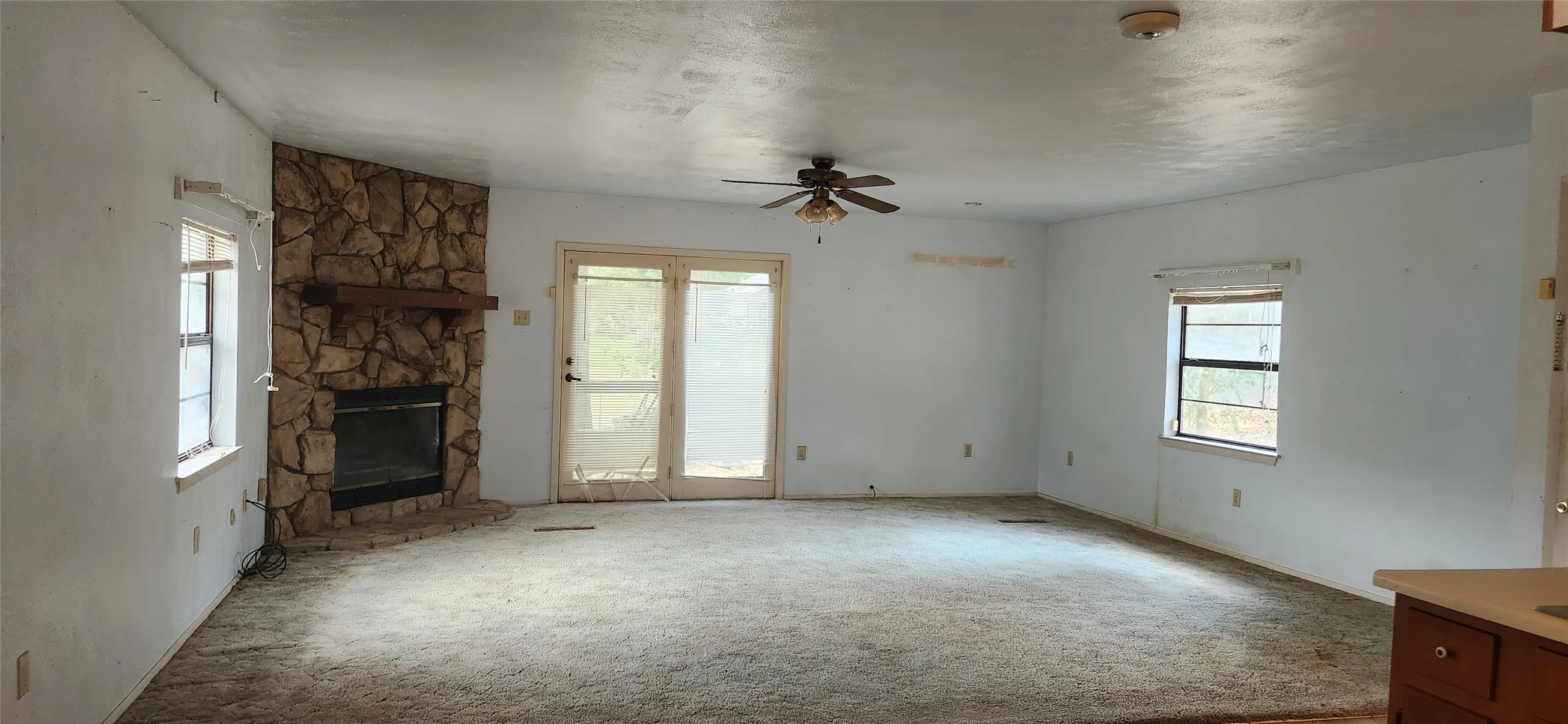 Single Family Residence For Sale in Henderson County , 6184 Cherokee Trail, Mabank, Texas 75156, 1 Bedroom, 1 Bathroom, Garage spaces, 920 Sqft, built in 1987, mls#21379248, Real Estate Agent in Mabank, Homes For Sale in Henderson county, Homes For Sale in Mabank, Realtor in Mabank Texas, Real Estate Brokerage Independent Realty Texas, Luminita Cordes Realtor