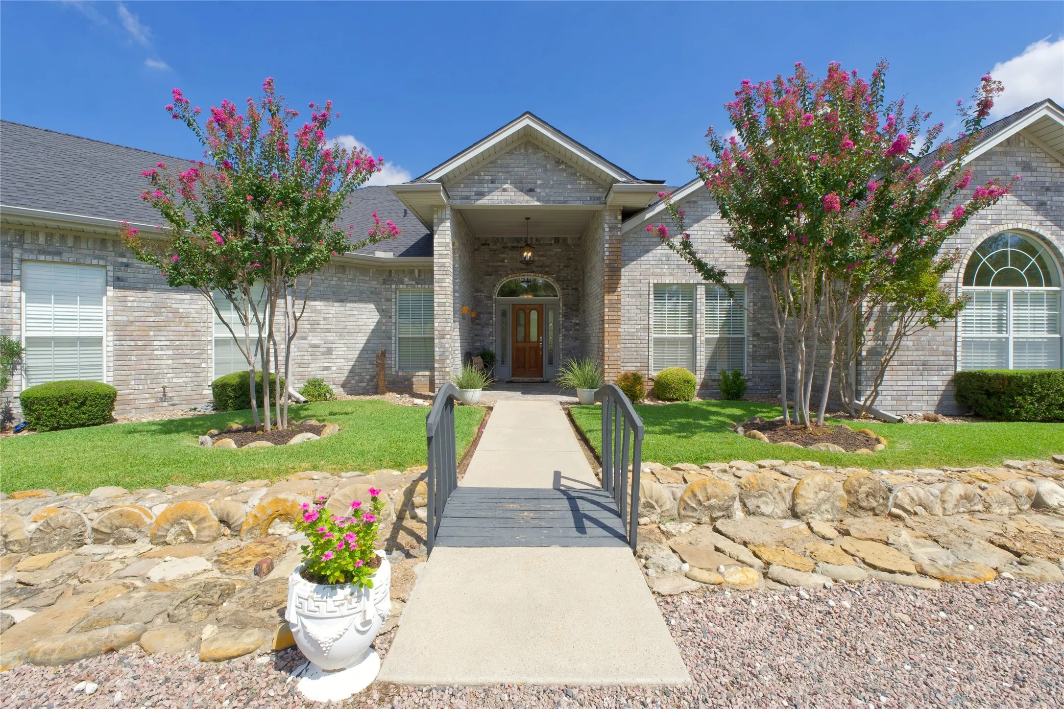 Single Family Residence For Sale in Cooke County , 301 Hillside Drive, Muenster, Texas 76252, 3 Bedroom, 3 Bathroom, 4 Garage spaces, 2,609 Sqft, built in 1999, mls#21377276, Real Estate Agent in Muenster, Homes For Sale in Cooke county, Homes For Sale in Muenster, Realtor in Muenster Texas, Real Estate Brokerage Independent Realty Texas, Luminita Cordes Realtor