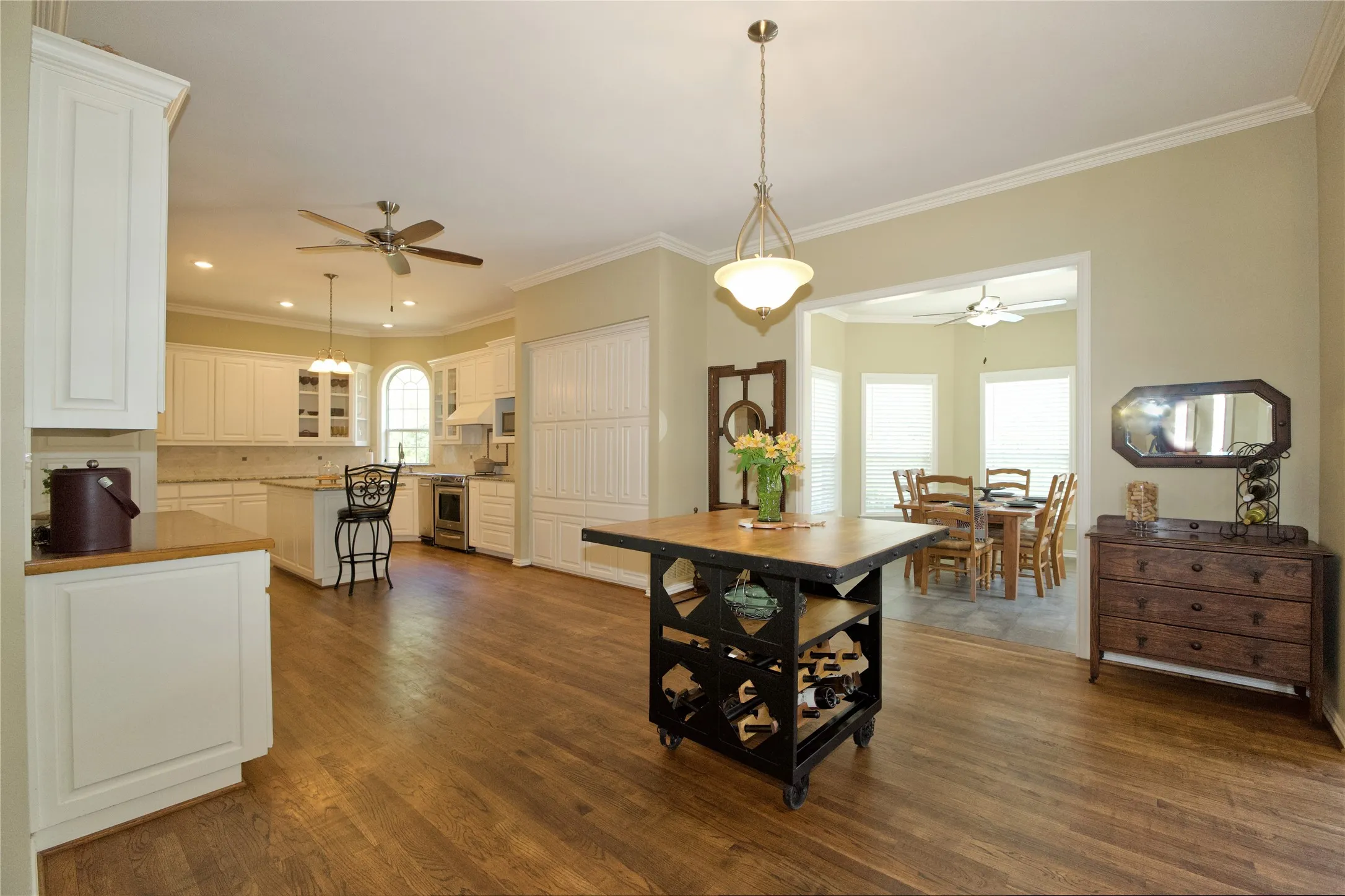 Single Family Residence For Sale in Cooke County , 301 Hillside Drive, Muenster, Texas 76252, 3 Bedroom, 3 Bathroom, 4 Garage spaces, 2,609 Sqft, built in 1999, mls#21377276, Real Estate Agent in Muenster, Homes For Sale in Cooke county, Homes For Sale in Muenster, Realtor in Muenster Texas, Real Estate Brokerage Independent Realty Texas, Luminita Cordes Realtor
