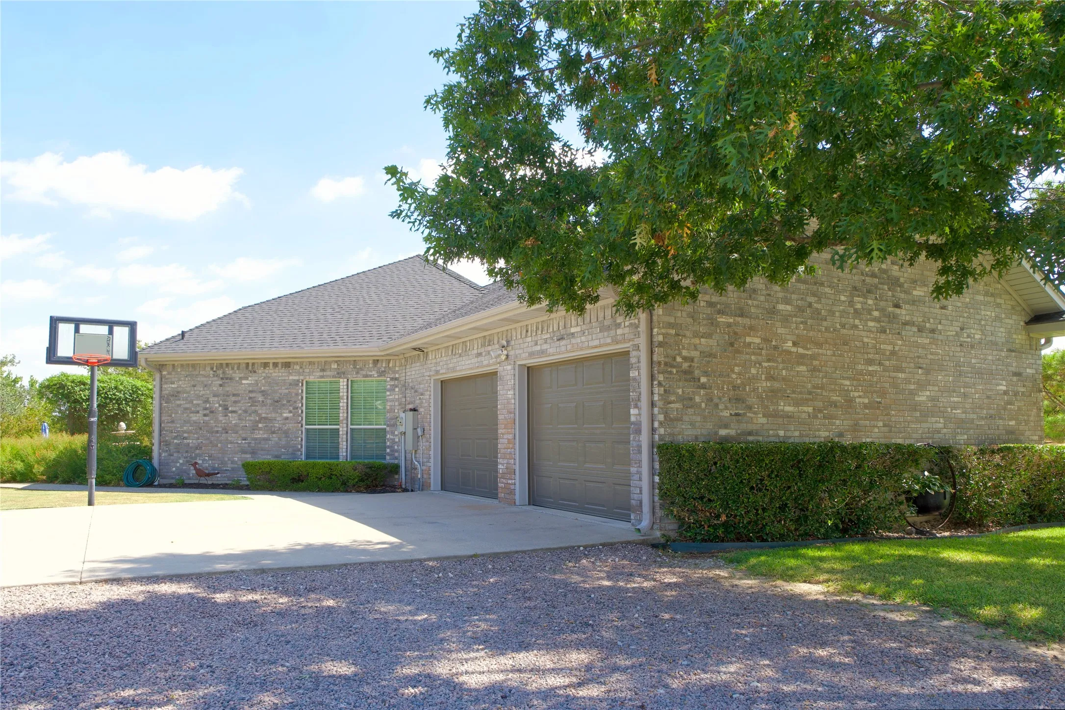 Single Family Residence For Sale in Cooke County , 301 Hillside Drive, Muenster, Texas 76252, 3 Bedroom, 3 Bathroom, 4 Garage spaces, 2,609 Sqft, built in 1999, mls#21377276, Real Estate Agent in Muenster, Homes For Sale in Cooke county, Homes For Sale in Muenster, Realtor in Muenster Texas, Real Estate Brokerage Independent Realty Texas, Luminita Cordes Realtor