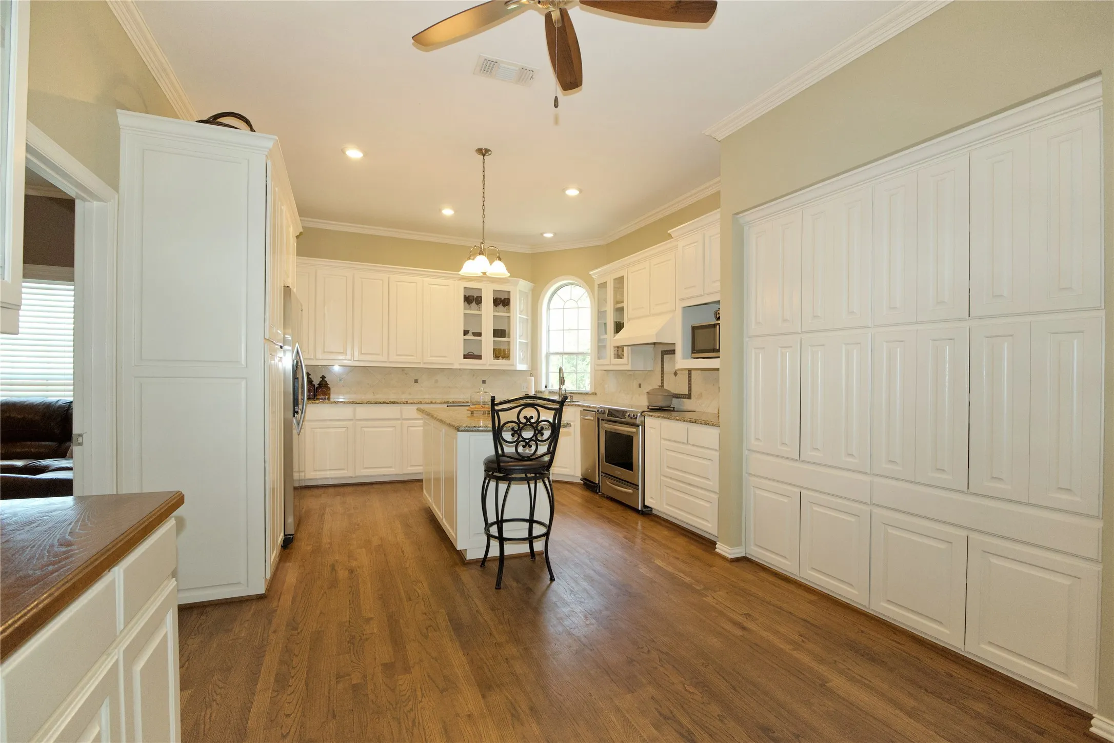 Single Family Residence For Sale in Cooke County , 301 Hillside Drive, Muenster, Texas 76252, 3 Bedroom, 3 Bathroom, 4 Garage spaces, 2,609 Sqft, built in 1999, mls#21377276, Real Estate Agent in Muenster, Homes For Sale in Cooke county, Homes For Sale in Muenster, Realtor in Muenster Texas, Real Estate Brokerage Independent Realty Texas, Luminita Cordes Realtor