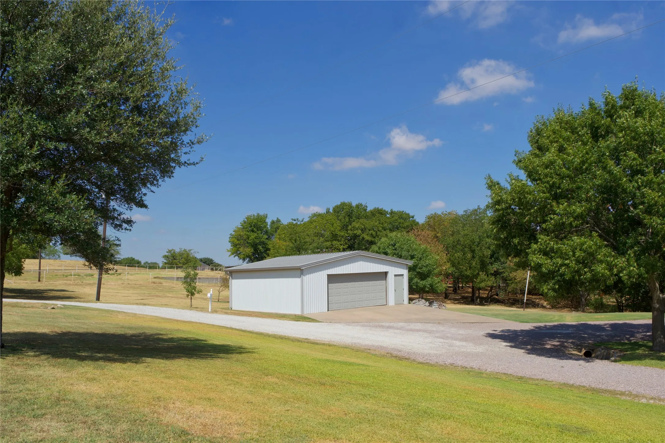 Single Family Residence For Sale in Cooke County , 301 Hillside Drive, Muenster, Texas 76252, 3 Bedroom, 3 Bathroom, 4 Garage spaces, 2,609 Sqft, built in 1999, mls#21377276, Real Estate Agent in Muenster, Homes For Sale in Cooke county, Homes For Sale in Muenster, Realtor in Muenster Texas, Real Estate Brokerage Independent Realty Texas, Luminita Cordes Realtor