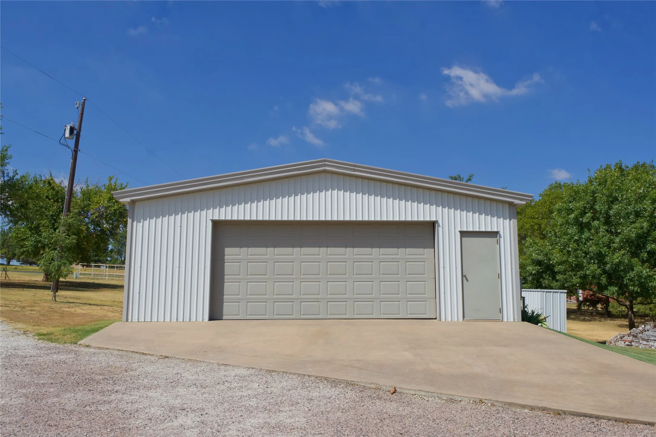 Single Family Residence For Sale in Cooke County , 301 Hillside Drive, Muenster, Texas 76252, 3 Bedroom, 3 Bathroom, 4 Garage spaces, 2,609 Sqft, built in 1999, mls#21377276, Real Estate Agent in Muenster, Homes For Sale in Cooke county, Homes For Sale in Muenster, Realtor in Muenster Texas, Real Estate Brokerage Independent Realty Texas, Luminita Cordes Realtor