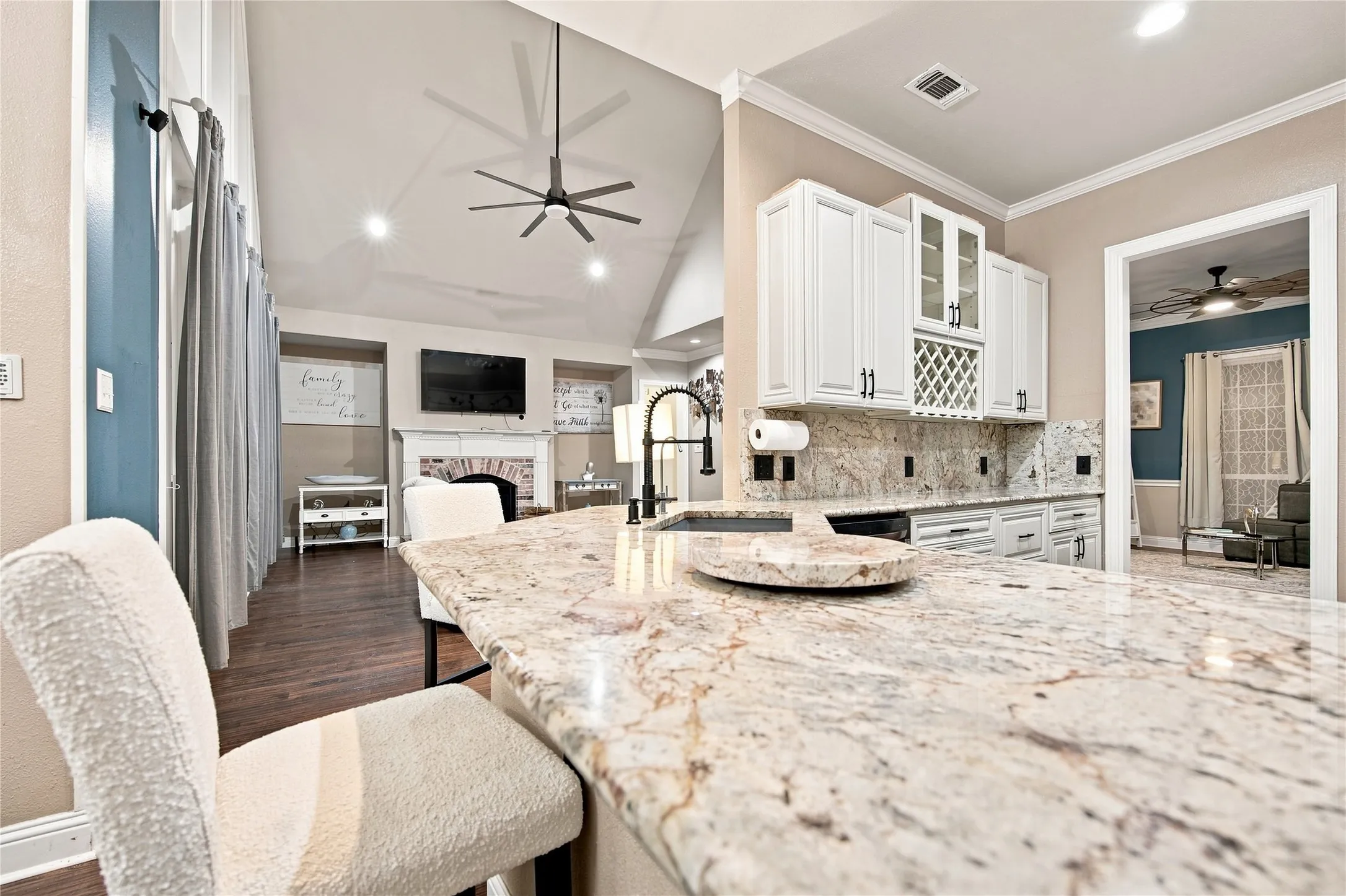 Single Family Residence For Sale in Ellis County , 4518 Pecan Creek Drive, Midlothian, Texas 76065, 4 Bedroom, 3 Bathroom, 3 Garage spaces, 2,611 Sqft, built in 1996, mls#21379241, Real Estate Agent in Midlothian, Homes For Sale in Ellis county, Homes For Sale in Midlothian, Realtor in Midlothian Texas, Real Estate Brokerage Independent Realty Texas, Luminita Cordes Realtor