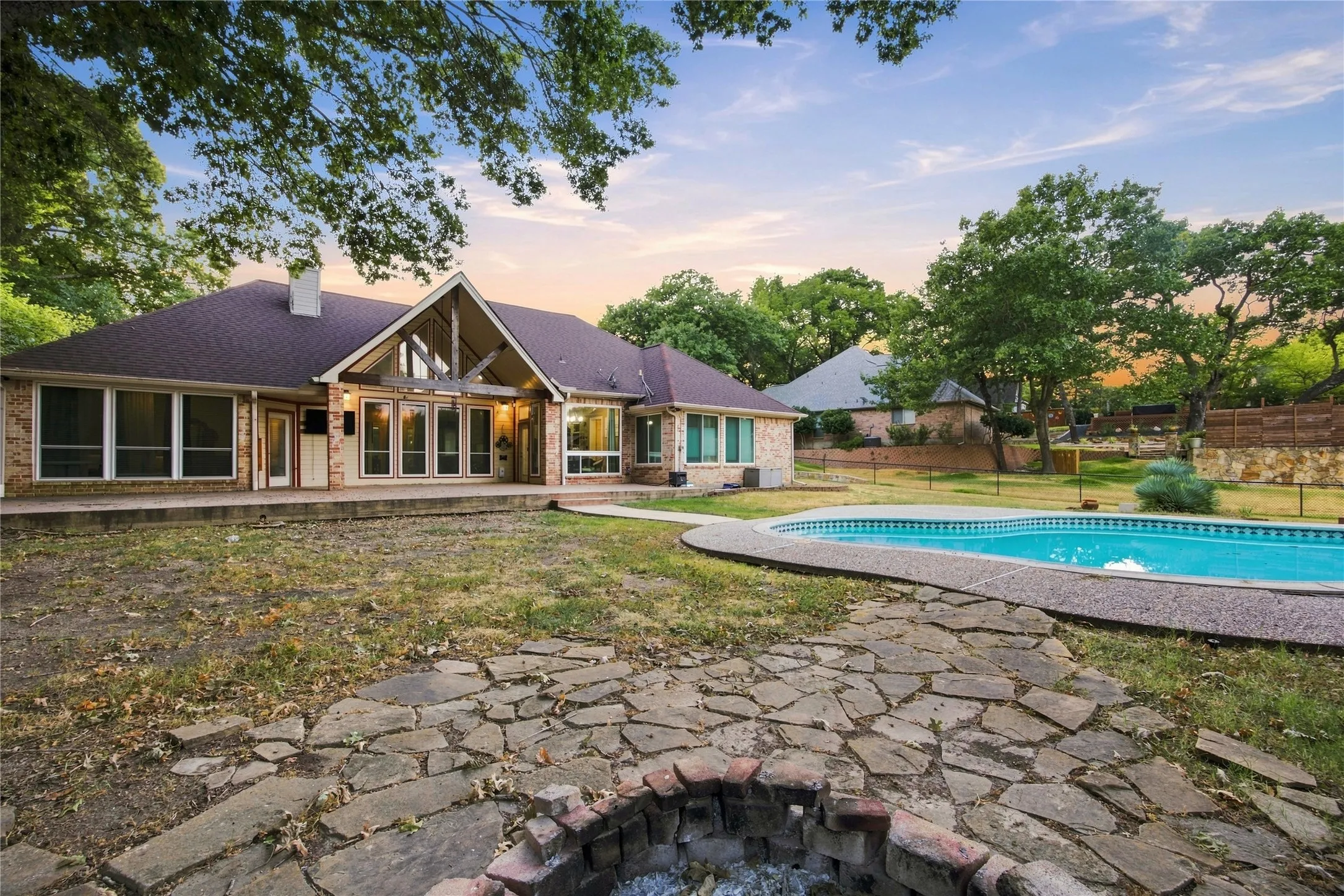 Single Family Residence For Sale in Ellis County , 4518 Pecan Creek Drive, Midlothian, Texas 76065, 4 Bedroom, 3 Bathroom, 3 Garage spaces, 2,611 Sqft, built in 1996, mls#21379241, Real Estate Agent in Midlothian, Homes For Sale in Ellis county, Homes For Sale in Midlothian, Realtor in Midlothian Texas, Real Estate Brokerage Independent Realty Texas, Luminita Cordes Realtor