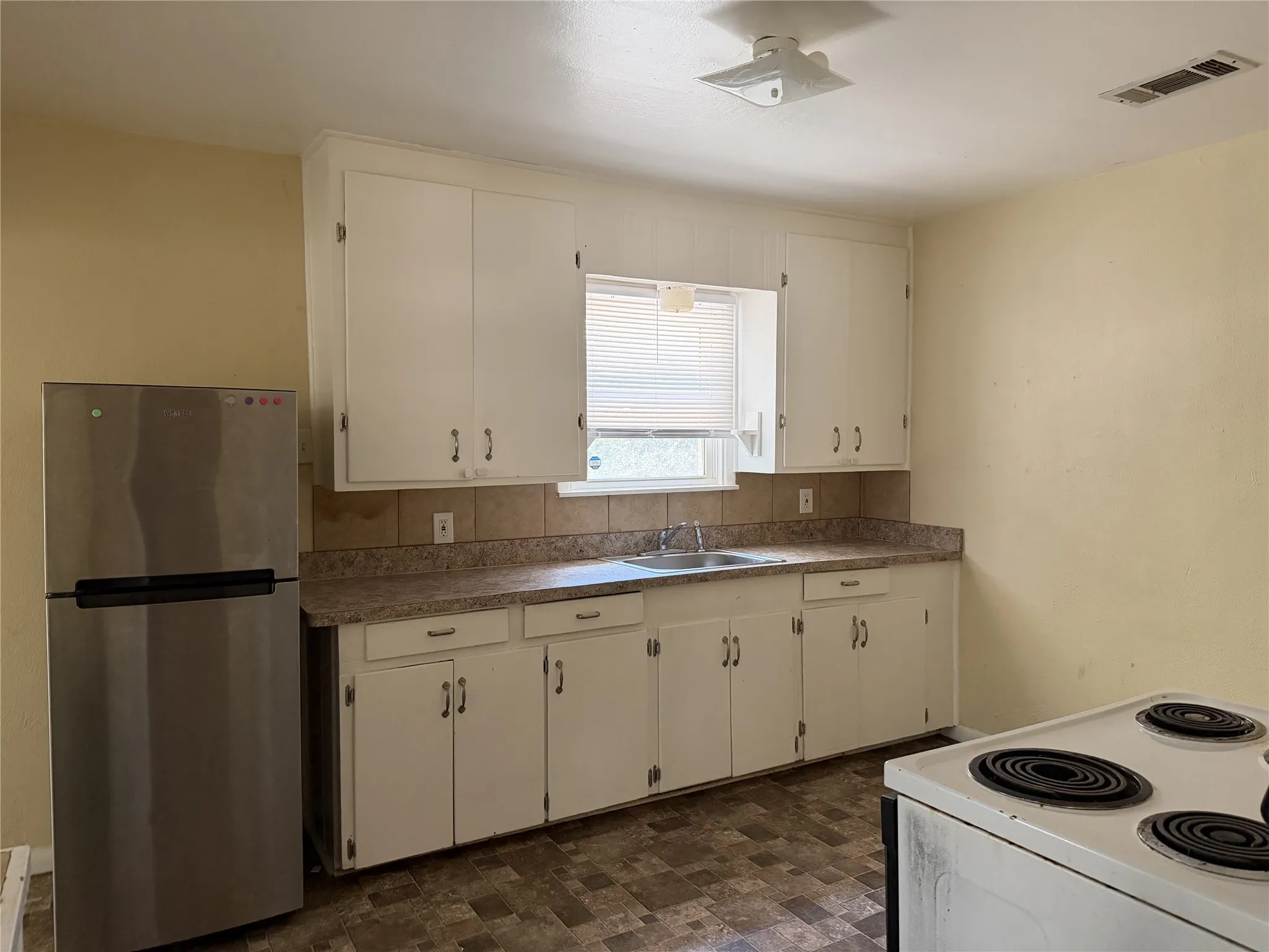 Single Family Residence For Rent in Tarrant County , 2622 Portwood Court, Haltom City, Texas 76117, 2 Bedroom, 1 Bathroom, Garage spaces, 1,044 Sqft, built in 1955, mls#21379055, Real Estate Agent in Haltom City, Homes For Rent in Tarrant county, Homes For Rent in Haltom City, Realtor in Haltom City Texas, Real Estate Brokerage Independent Realty Texas, Luminita Cordes Realtor
