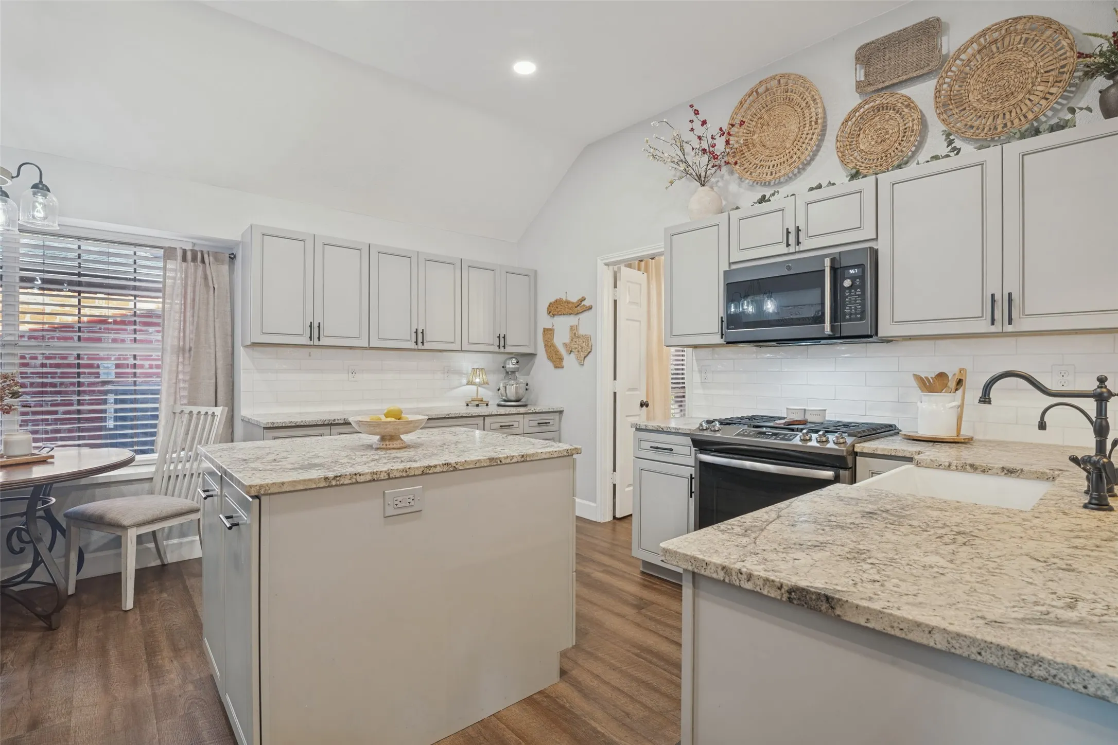 Single Family Residence For Sale in Dallas County , 8317 Trail Lake Drive, Rowlett, Texas 75088, 4 Bedroom, 2 Bathroom, 2 Garage spaces, 1,998 Sqft, built in 1990, mls#21378917, Real Estate Agent in Rowlett, Homes For Sale in Dallas county, Homes For Sale in Rowlett, Realtor in Rowlett Texas, Real Estate Brokerage Independent Realty Texas, Luminita Cordes Realtor