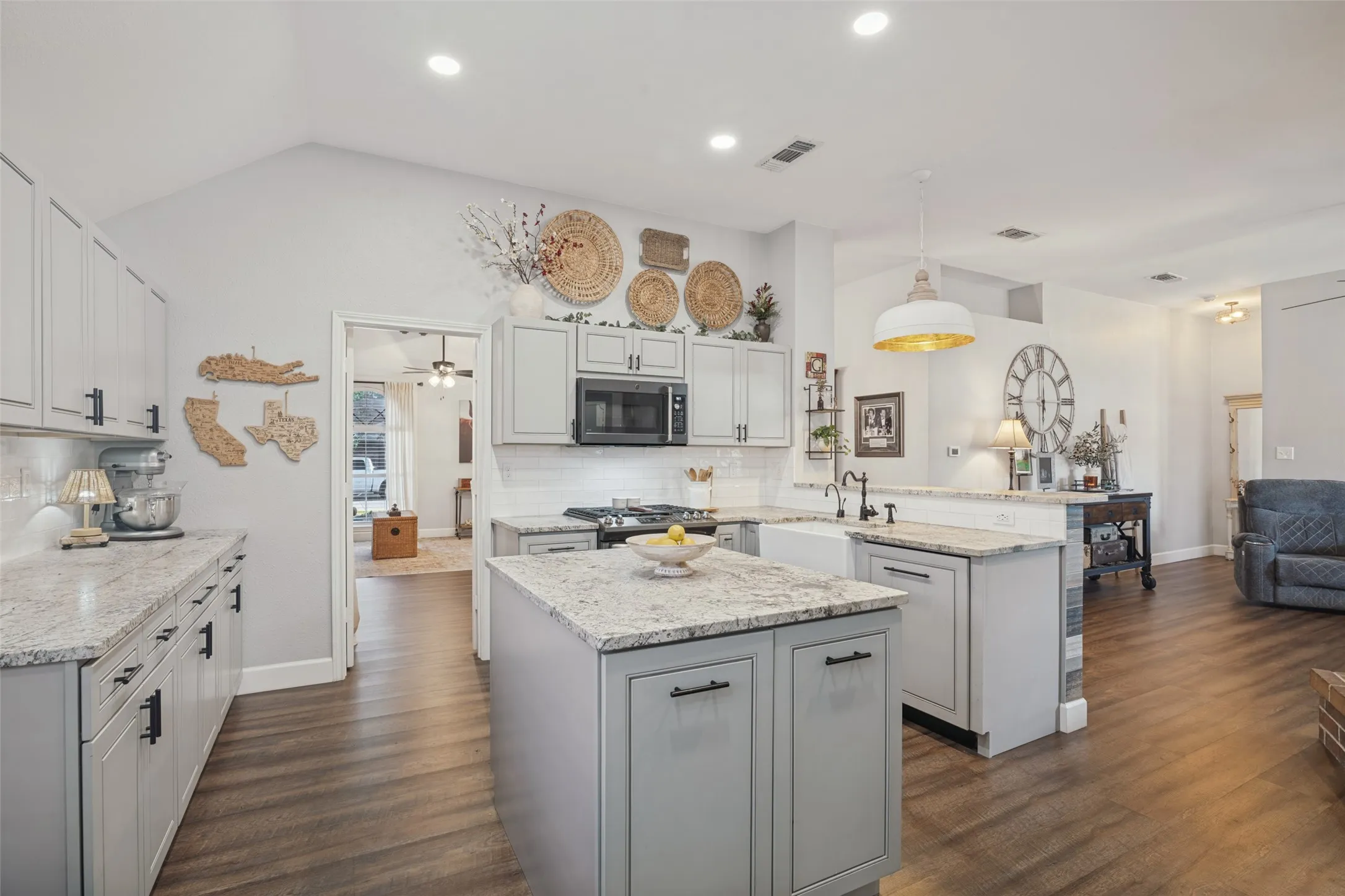 Single Family Residence For Sale in Dallas County , 8317 Trail Lake Drive, Rowlett, Texas 75088, 4 Bedroom, 2 Bathroom, 2 Garage spaces, 1,998 Sqft, built in 1990, mls#21378917, Real Estate Agent in Rowlett, Homes For Sale in Dallas county, Homes For Sale in Rowlett, Realtor in Rowlett Texas, Real Estate Brokerage Independent Realty Texas, Luminita Cordes Realtor
