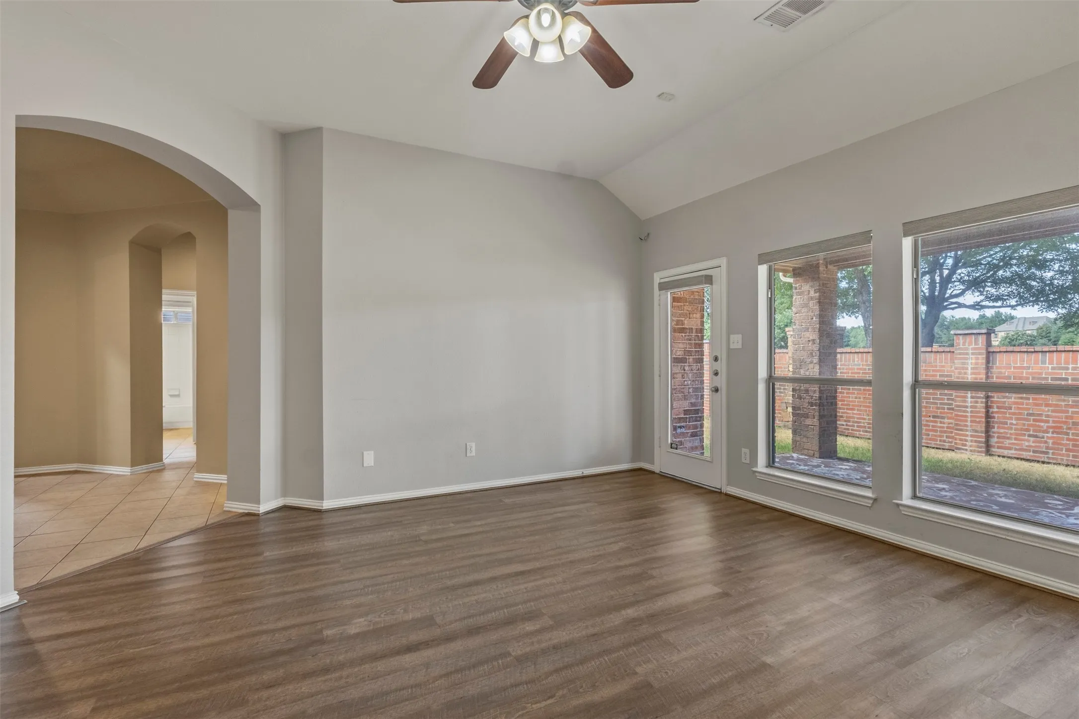 Single Family Residence For Sale in Tarrant County , 9413 Granger Lane, Fort Worth, Texas 76244, 3 Bedroom, 2 Bathroom, 2 Garage spaces, 2,118 Sqft, built in 2005, mls#21375077, Real Estate Agent in Fort Worth, Homes For Sale in Tarrant county, Homes For Sale in Fort Worth, Realtor in Fort Worth Texas, Real Estate Brokerage Independent Realty Texas, Luminita Cordes Realtor