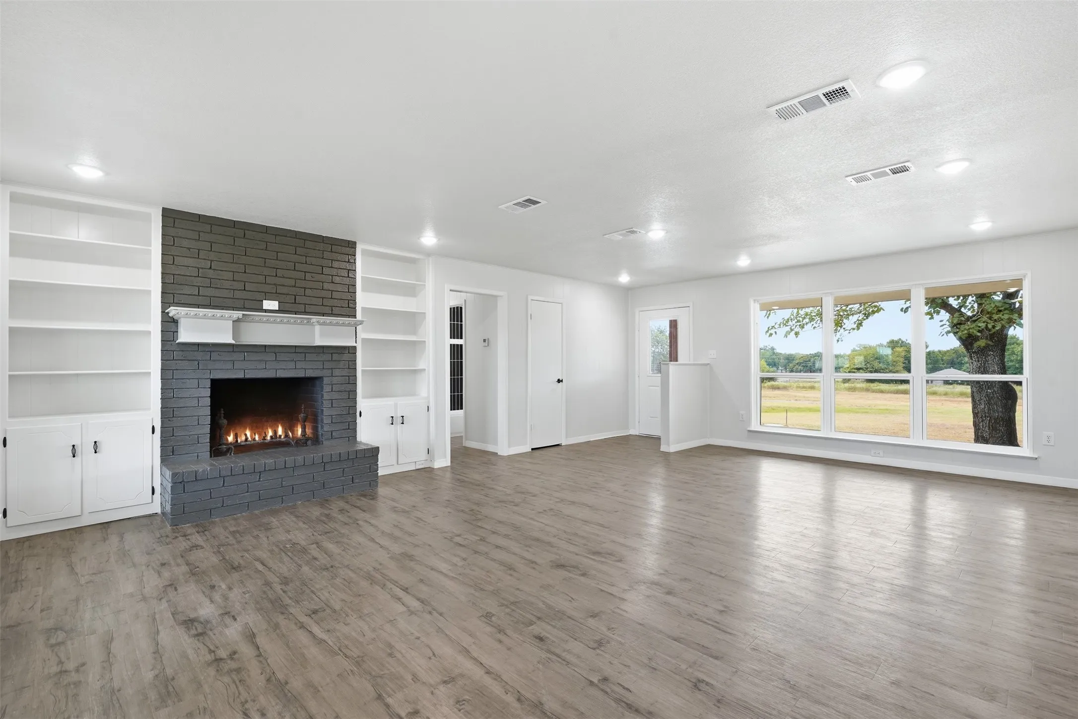 Single Family Residence For Sale in Parker County , 1024 Arbor Vista Drive, Azle, Texas 76020, 3 Bedroom, 2 Bathroom, 2 Garage spaces, 1,515 Sqft, built in 1973, mls#21378993, Real Estate Agent in Azle, Homes For Sale in Parker county, Homes For Sale in Azle, Realtor in Azle Texas, Real Estate Brokerage Independent Realty Texas, Luminita Cordes Realtor