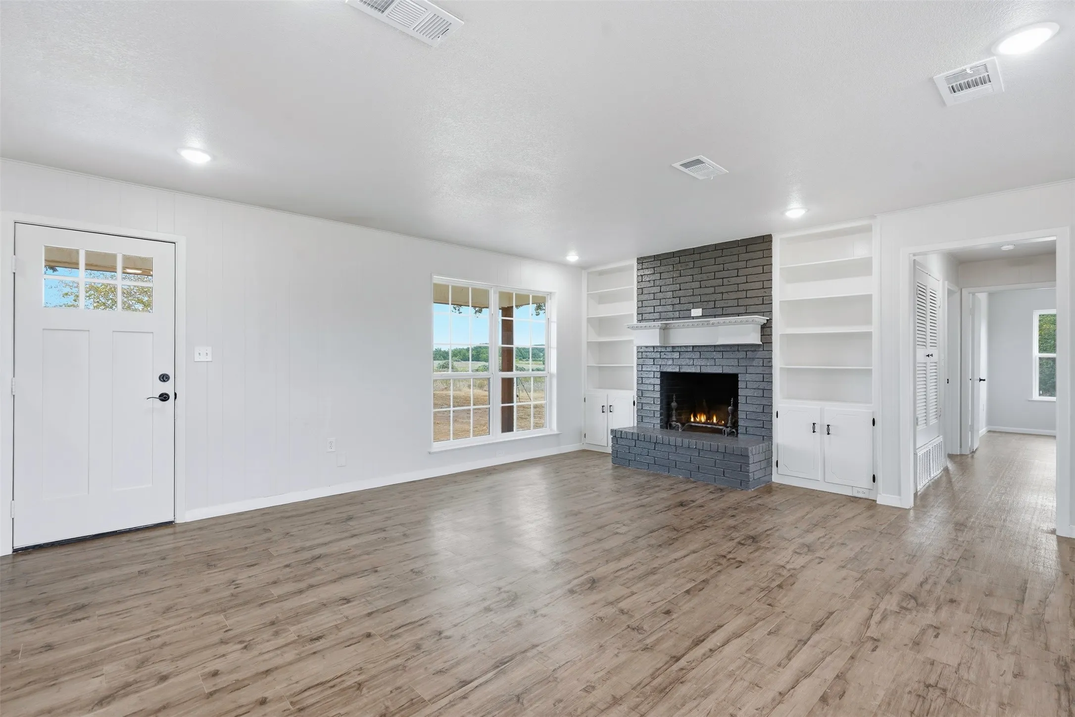 Single Family Residence For Sale in Parker County , 1024 Arbor Vista Drive, Azle, Texas 76020, 3 Bedroom, 2 Bathroom, 2 Garage spaces, 1,515 Sqft, built in 1973, mls#21378993, Real Estate Agent in Azle, Homes For Sale in Parker county, Homes For Sale in Azle, Realtor in Azle Texas, Real Estate Brokerage Independent Realty Texas, Luminita Cordes Realtor