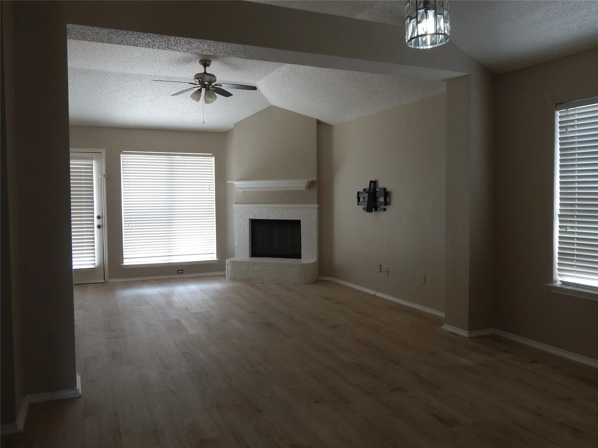 Single Family Residence For Rent in Tarrant County , 6009 Castanada Drive, Arlington, Texas 76018, 3 Bedroom, 2 Bathroom, 2 Garage spaces, 1,436 Sqft, built in 1996, mls#21379266, Real Estate Agent in Arlington, Homes For Rent in Tarrant county, Homes For Rent in Arlington, Realtor in Arlington Texas, Real Estate Brokerage Independent Realty Texas, Luminita Cordes Realtor