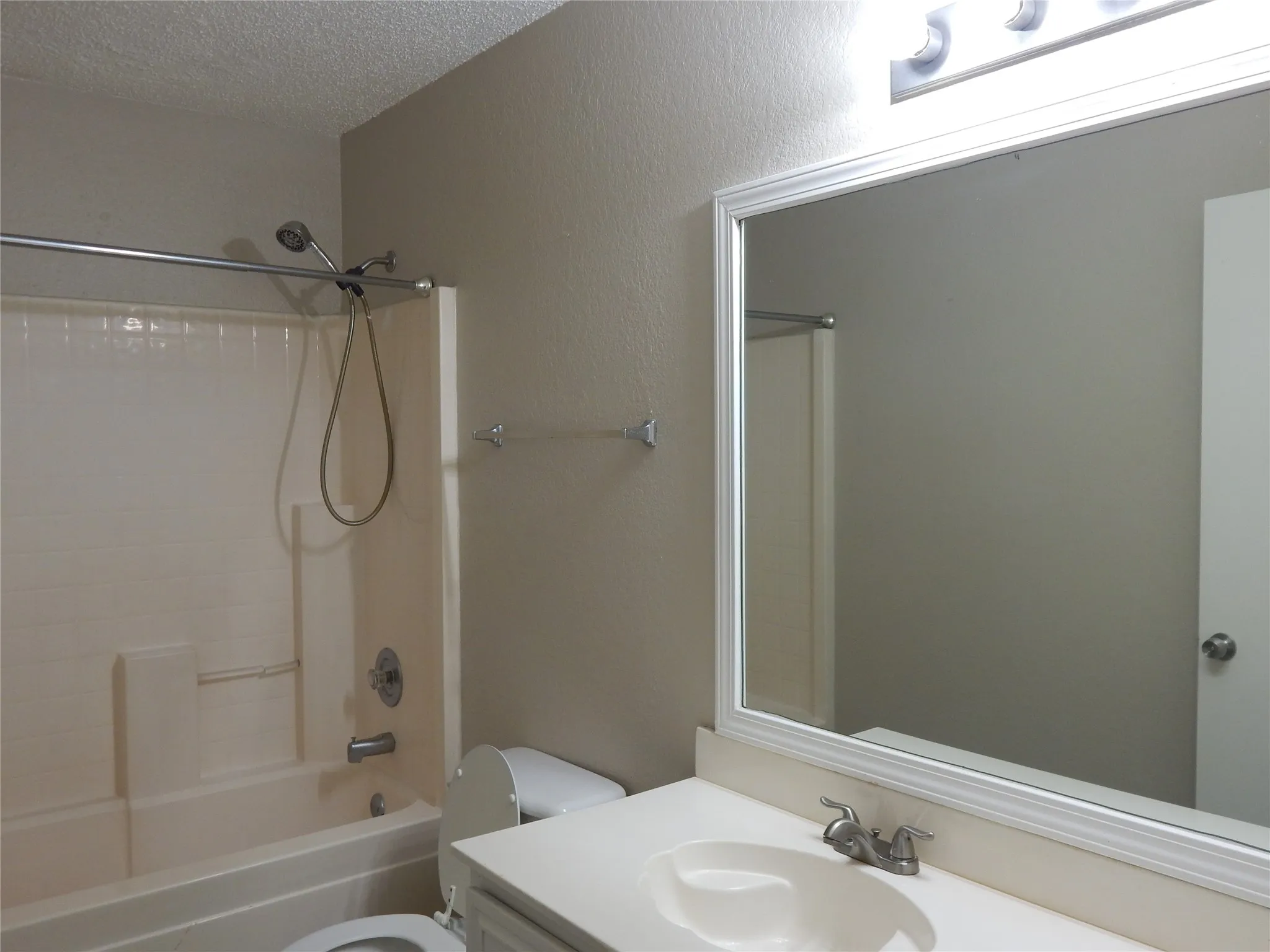 Single Family Residence For Rent in Tarrant County , 6009 Castanada Drive, Arlington, Texas 76018, 3 Bedroom, 2 Bathroom, 2 Garage spaces, 1,436 Sqft, built in 1996, mls#21379266, Real Estate Agent in Arlington, Homes For Rent in Tarrant county, Homes For Rent in Arlington, Realtor in Arlington Texas, Real Estate Brokerage Independent Realty Texas, Luminita Cordes Realtor