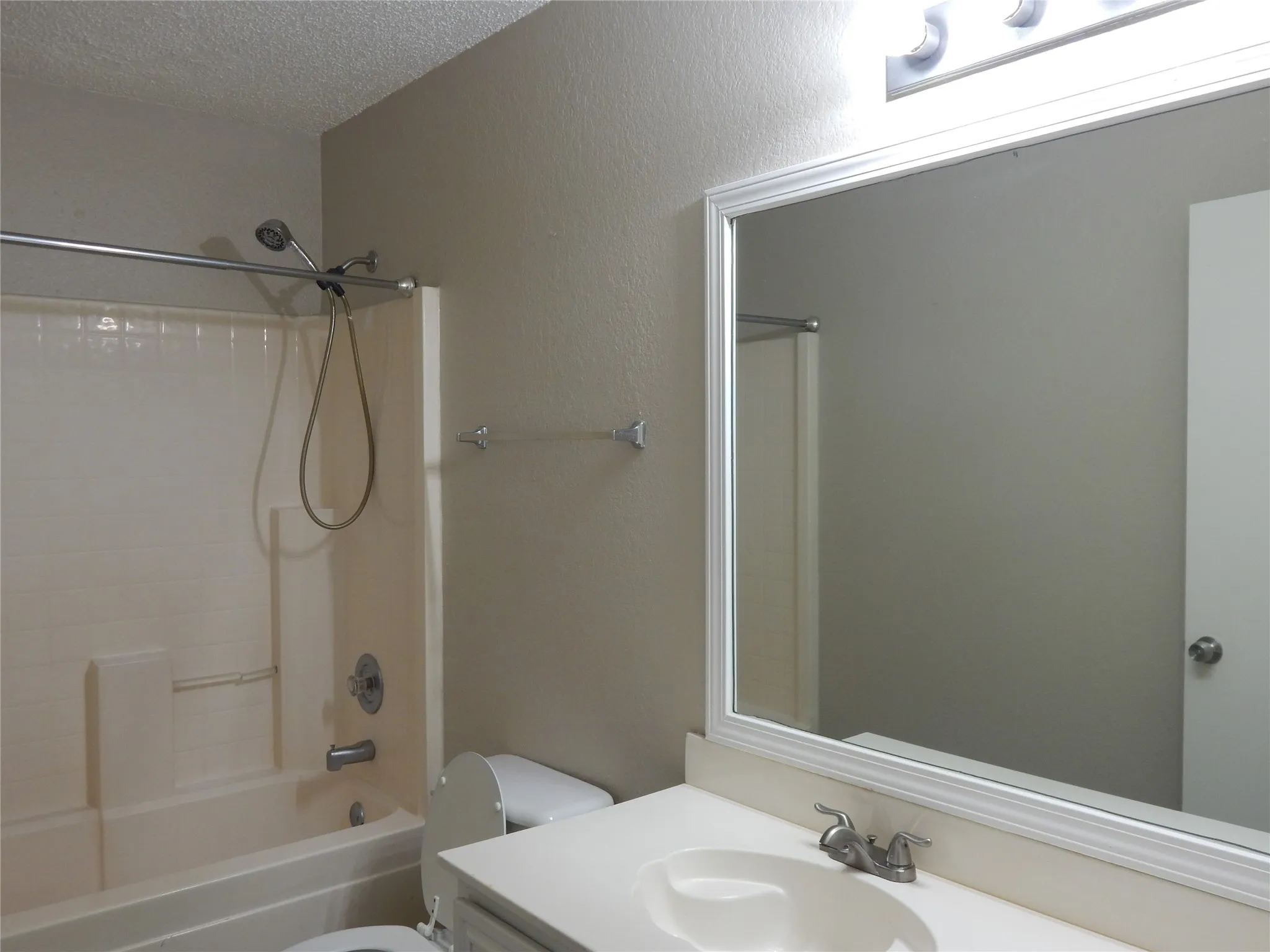 Single Family Residence For Rent in Tarrant County , 6009 Castanada Drive, Arlington, Texas 76018, 3 Bedroom, 2 Bathroom, 2 Garage spaces, 1,436 Sqft, built in 1996, mls#21379266, Real Estate Agent in Arlington, Homes For Rent in Tarrant county, Homes For Rent in Arlington, Realtor in Arlington Texas, Real Estate Brokerage Independent Realty Texas, Luminita Cordes Realtor