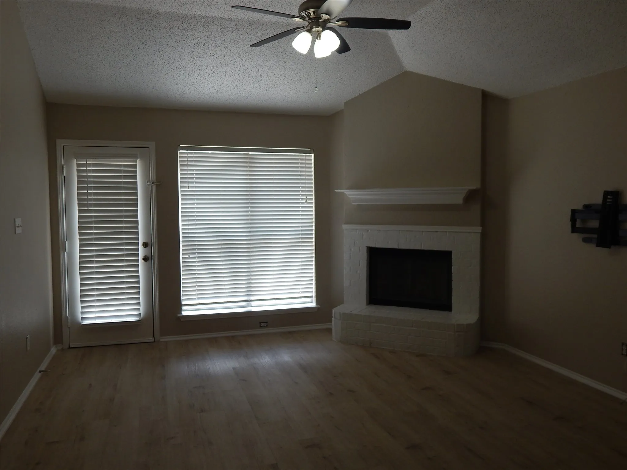 Single Family Residence For Rent in Tarrant County , 6009 Castanada Drive, Arlington, Texas 76018, 3 Bedroom, 2 Bathroom, 2 Garage spaces, 1,436 Sqft, built in 1996, mls#21379266, Real Estate Agent in Arlington, Homes For Rent in Tarrant county, Homes For Rent in Arlington, Realtor in Arlington Texas, Real Estate Brokerage Independent Realty Texas, Luminita Cordes Realtor