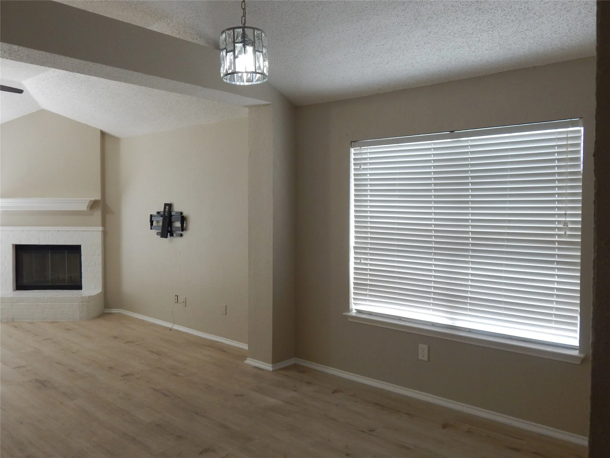 Single Family Residence For Rent in Tarrant County , 6009 Castanada Drive, Arlington, Texas 76018, 3 Bedroom, 2 Bathroom, 2 Garage spaces, 1,436 Sqft, built in 1996, mls#21379266, Real Estate Agent in Arlington, Homes For Rent in Tarrant county, Homes For Rent in Arlington, Realtor in Arlington Texas, Real Estate Brokerage Independent Realty Texas, Luminita Cordes Realtor
