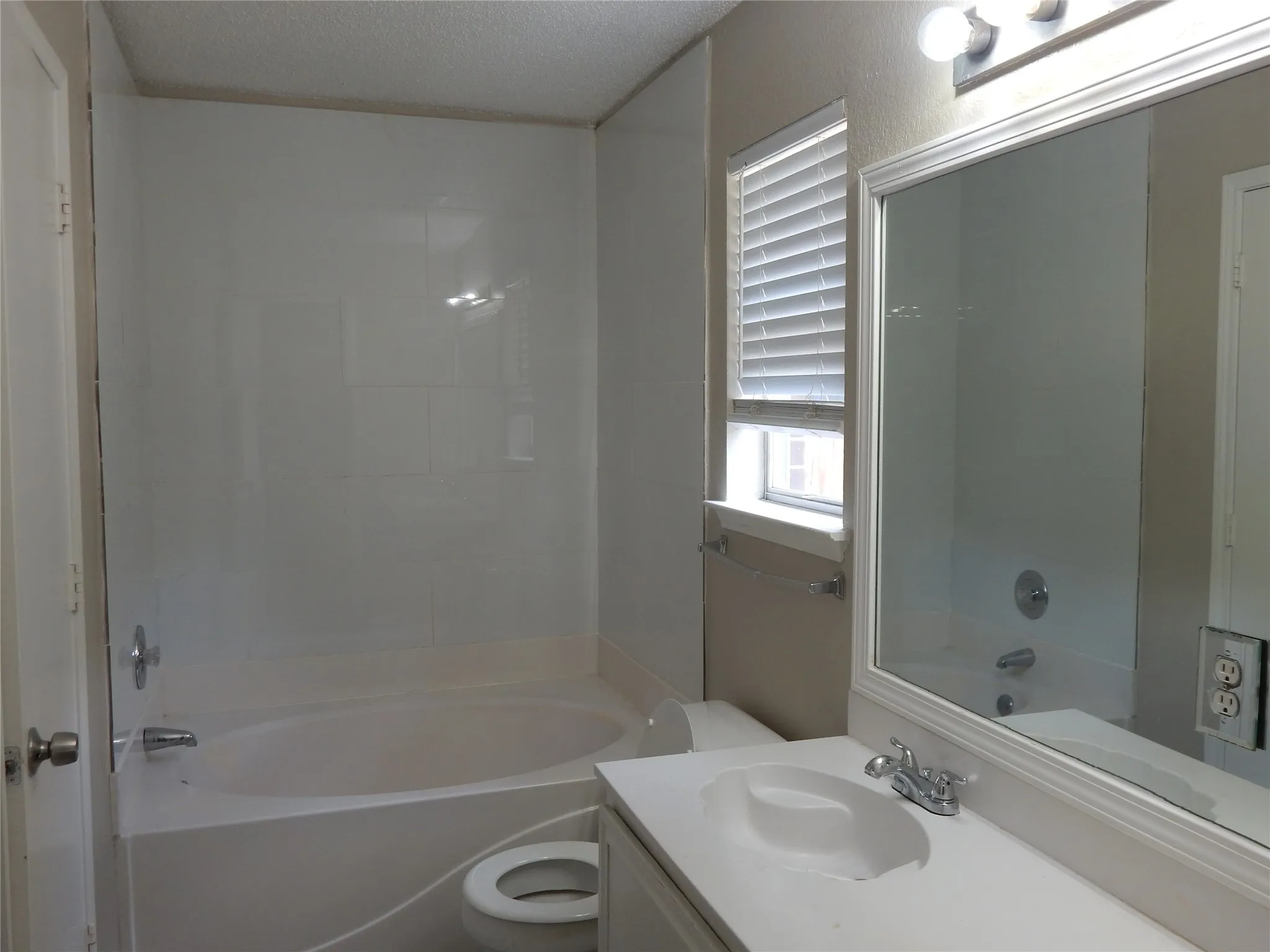 Single Family Residence For Rent in Tarrant County , 6009 Castanada Drive, Arlington, Texas 76018, 3 Bedroom, 2 Bathroom, 2 Garage spaces, 1,436 Sqft, built in 1996, mls#21379266, Real Estate Agent in Arlington, Homes For Rent in Tarrant county, Homes For Rent in Arlington, Realtor in Arlington Texas, Real Estate Brokerage Independent Realty Texas, Luminita Cordes Realtor