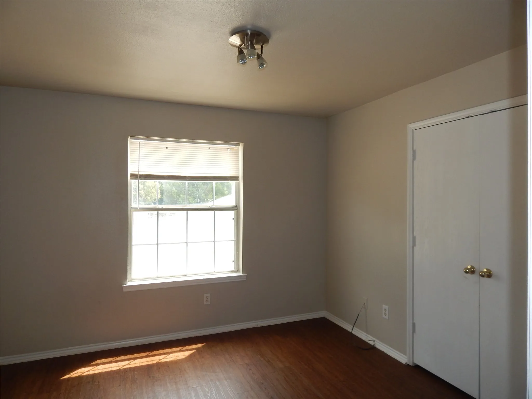 Duplex For Rent in Tarrant County , 1027 Tennessee Trail, Arlington, Texas 76017, 3 Bedroom, 3 Bathroom, 2 Garage spaces, 1,591 Sqft, built in 1999, mls#21379272, Real Estate Agent in Arlington, Homes For Rent in Tarrant county, Homes For Rent in Arlington, Realtor in Arlington Texas, Real Estate Brokerage Independent Realty Texas, Luminita Cordes Realtor
