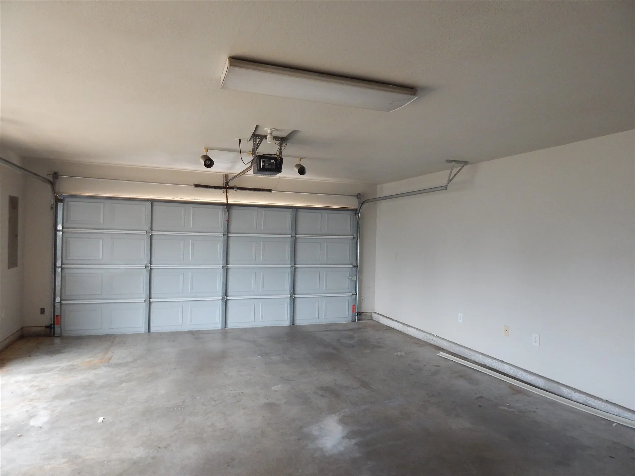 Duplex For Rent in Tarrant County , 1027 Tennessee Trail, Arlington, Texas 76017, 3 Bedroom, 3 Bathroom, 2 Garage spaces, 1,591 Sqft, built in 1999, mls#21379272, Real Estate Agent in Arlington, Homes For Rent in Tarrant county, Homes For Rent in Arlington, Realtor in Arlington Texas, Real Estate Brokerage Independent Realty Texas, Luminita Cordes Realtor