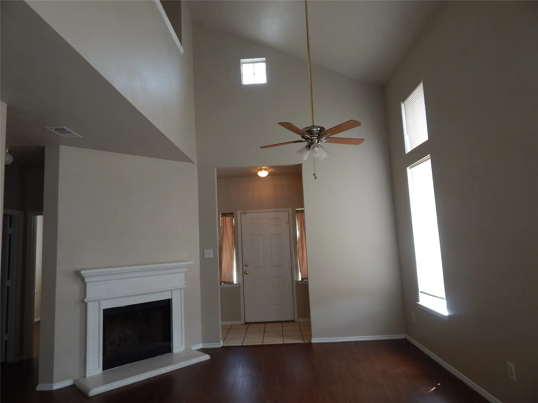 Duplex For Rent in Tarrant County , 1027 Tennessee Trail, Arlington, Texas 76017, 3 Bedroom, 3 Bathroom, 2 Garage spaces, 1,591 Sqft, built in 1999, mls#21379272, Real Estate Agent in Arlington, Homes For Rent in Tarrant county, Homes For Rent in Arlington, Realtor in Arlington Texas, Real Estate Brokerage Independent Realty Texas, Luminita Cordes Realtor