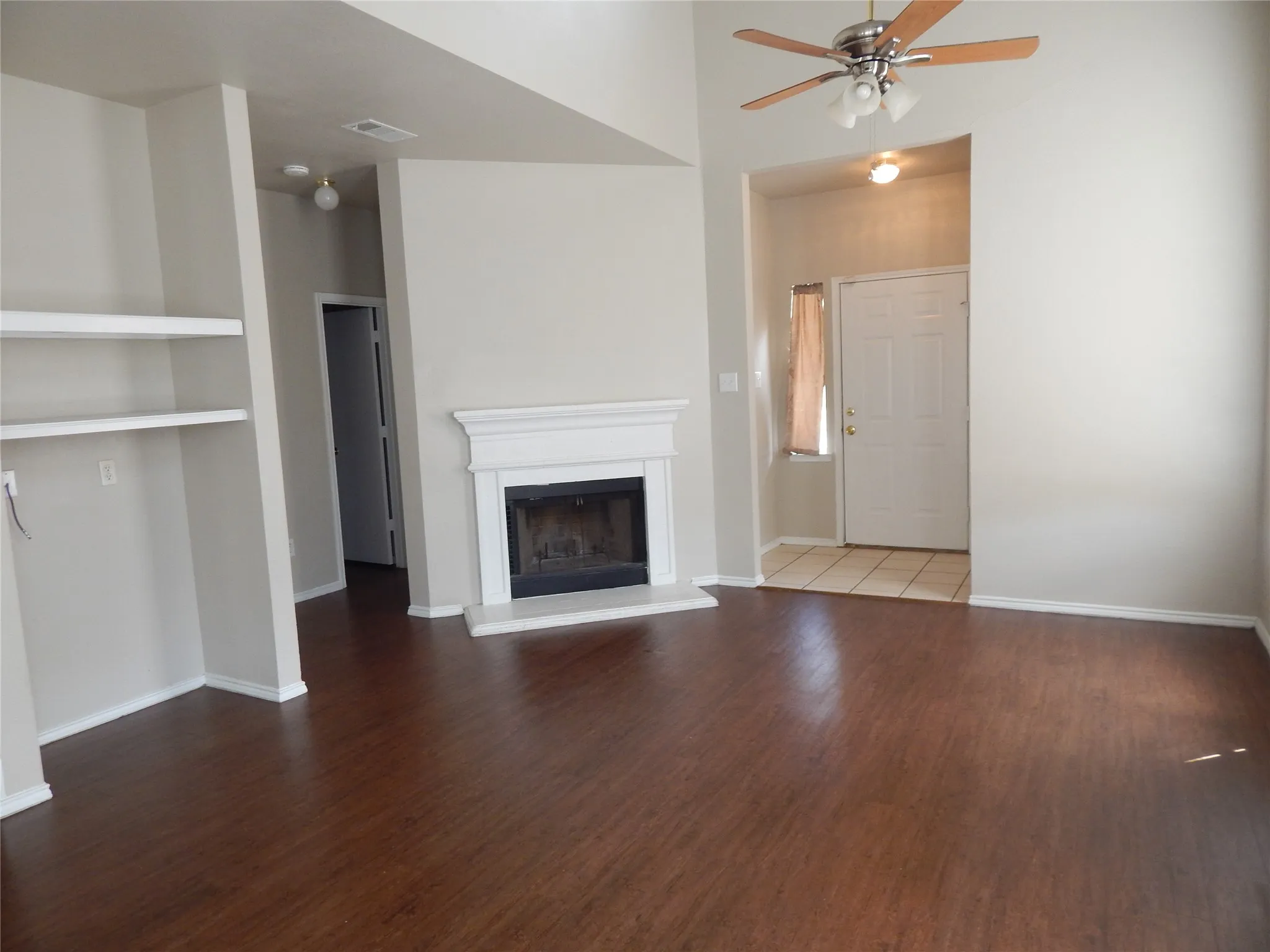 Duplex For Rent in Tarrant County , 1027 Tennessee Trail, Arlington, Texas 76017, 3 Bedroom, 3 Bathroom, 2 Garage spaces, 1,591 Sqft, built in 1999, mls#21379272, Real Estate Agent in Arlington, Homes For Rent in Tarrant county, Homes For Rent in Arlington, Realtor in Arlington Texas, Real Estate Brokerage Independent Realty Texas, Luminita Cordes Realtor