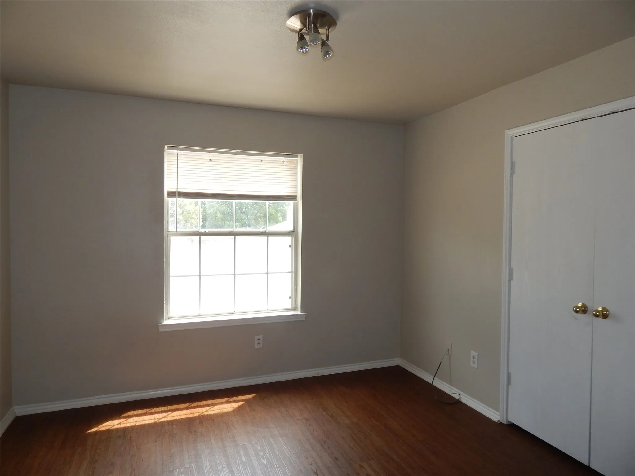 Duplex For Rent in Tarrant County , 1027 Tennessee Trail, Arlington, Texas 76017, 3 Bedroom, 3 Bathroom, 2 Garage spaces, 1,591 Sqft, built in 1999, mls#21379272, Real Estate Agent in Arlington, Homes For Rent in Tarrant county, Homes For Rent in Arlington, Realtor in Arlington Texas, Real Estate Brokerage Independent Realty Texas, Luminita Cordes Realtor