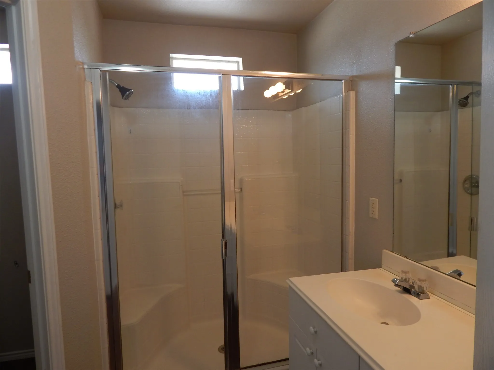 Duplex For Rent in Tarrant County , 1027 Tennessee Trail, Arlington, Texas 76017, 3 Bedroom, 3 Bathroom, 2 Garage spaces, 1,591 Sqft, built in 1999, mls#21379272, Real Estate Agent in Arlington, Homes For Rent in Tarrant county, Homes For Rent in Arlington, Realtor in Arlington Texas, Real Estate Brokerage Independent Realty Texas, Luminita Cordes Realtor