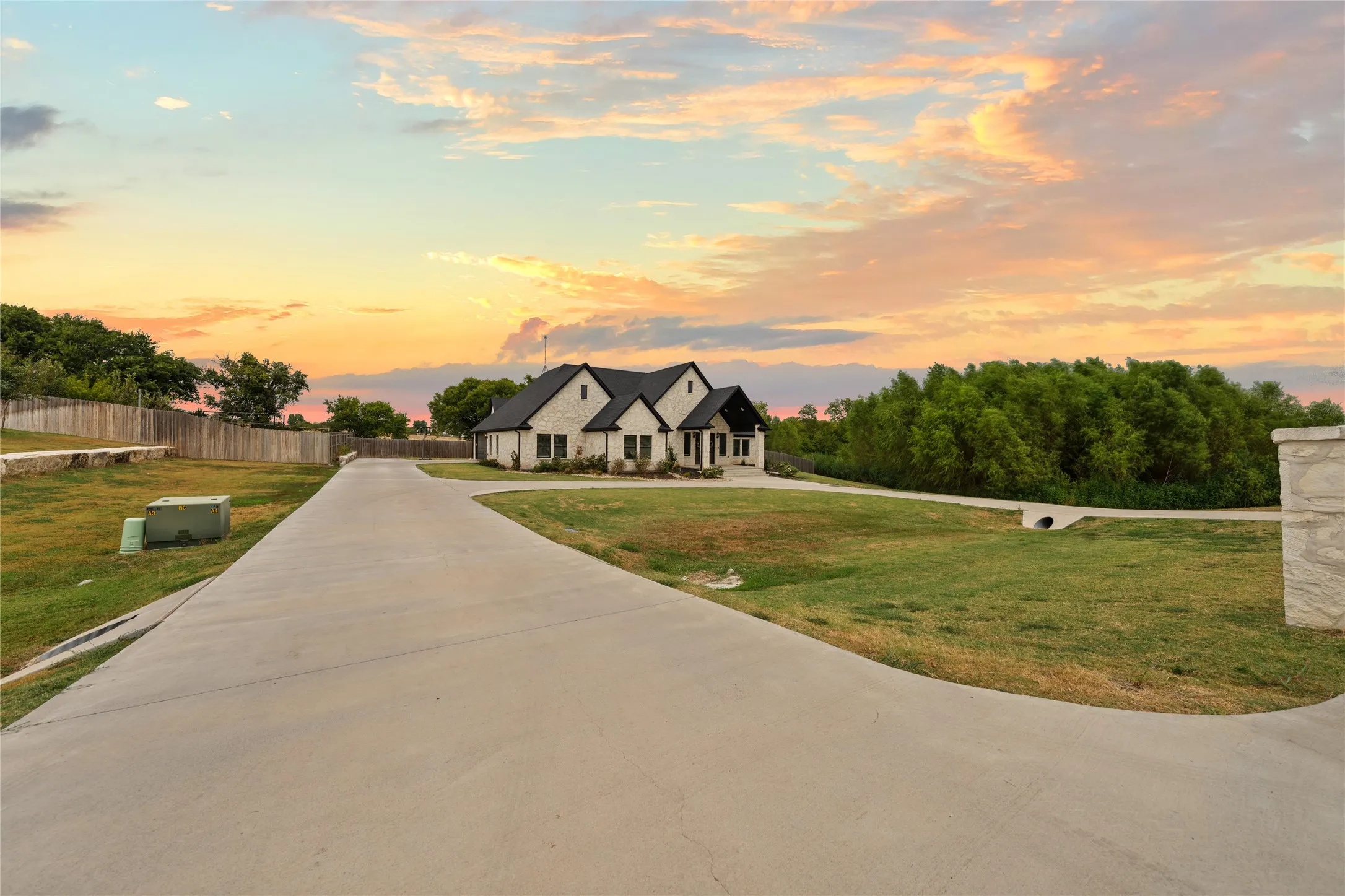 Single Family Residence For Sale in Mc Lennan County , 240 Royals Ranch Road, Lorena, Texas 76655, 4 Bedroom, 3 Bathroom, 2 Garage spaces, 2,849 Sqft, built in 2022, mls#21378316, Real Estate Agent in Lorena, Homes For Sale in Mc Lennan county, Homes For Sale in Lorena, Realtor in Lorena Texas, Real Estate Brokerage Independent Realty Texas, Luminita Cordes Realtor