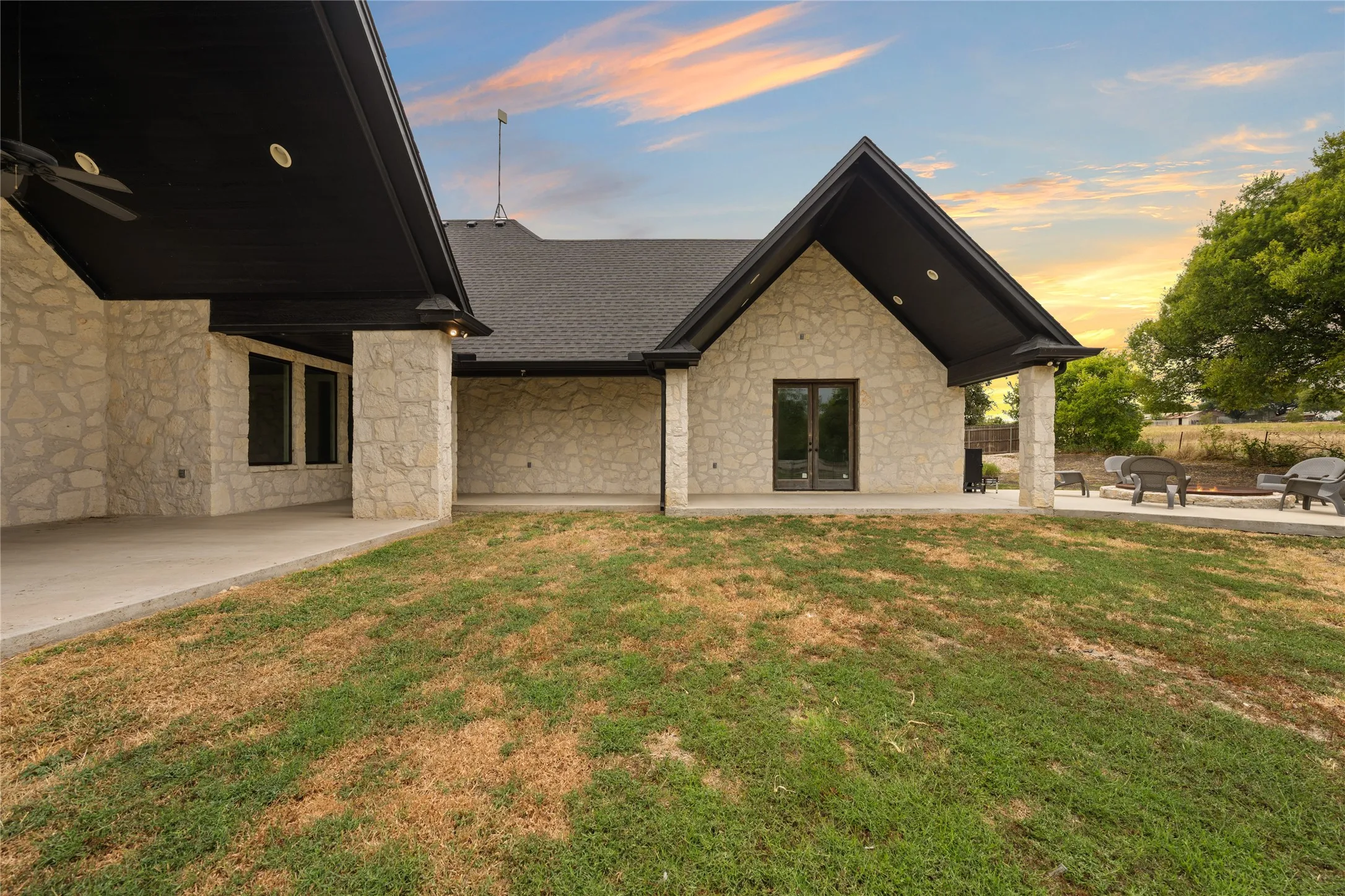 Single Family Residence For Sale in Mc Lennan County , 240 Royals Ranch Road, Lorena, Texas 76655, 4 Bedroom, 3 Bathroom, 2 Garage spaces, 2,849 Sqft, built in 2022, mls#21378316, Real Estate Agent in Lorena, Homes For Sale in Mc Lennan county, Homes For Sale in Lorena, Realtor in Lorena Texas, Real Estate Brokerage Independent Realty Texas, Luminita Cordes Realtor