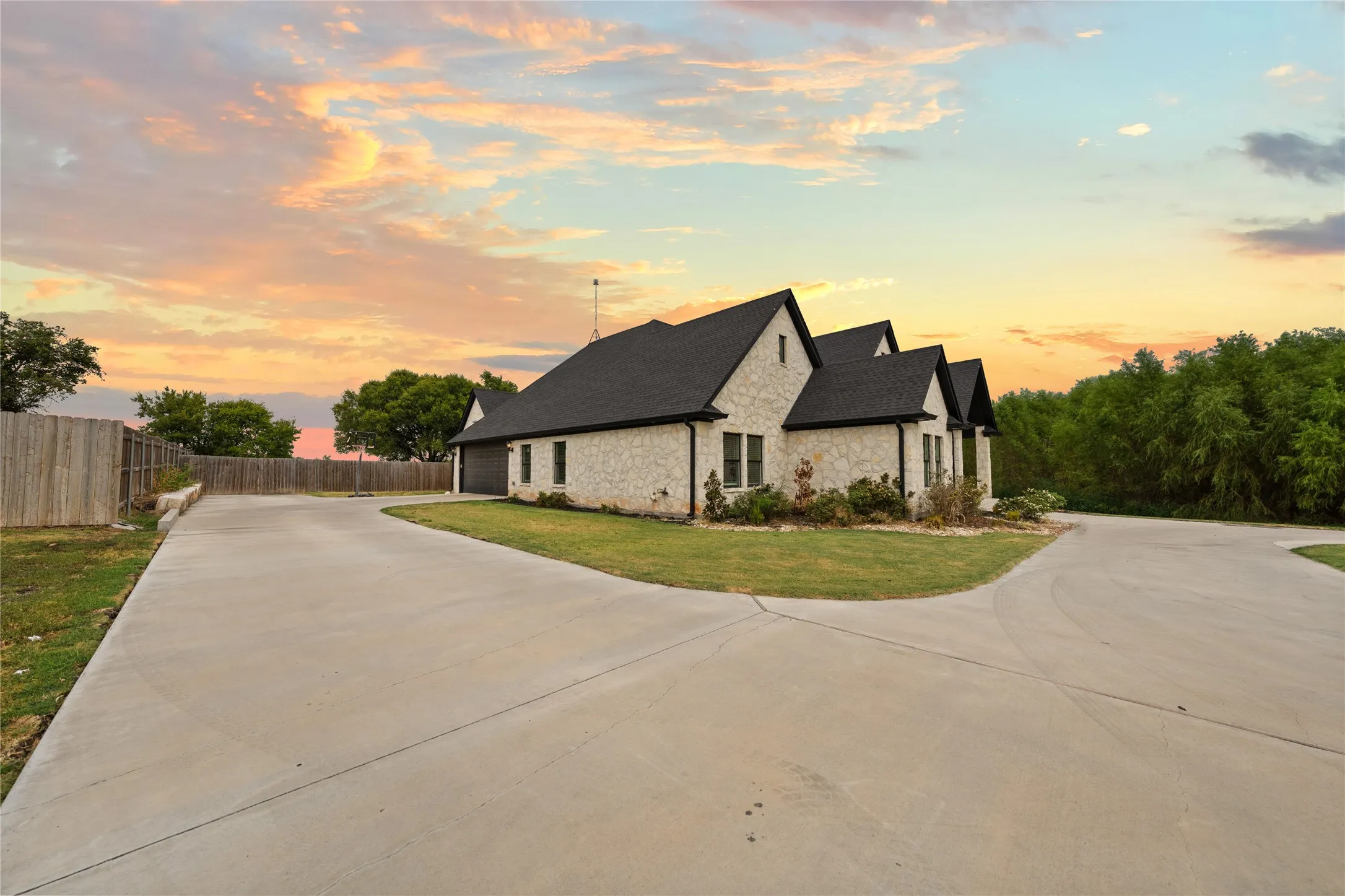 Single Family Residence For Sale in Mc Lennan County , 240 Royals Ranch Road, Lorena, Texas 76655, 4 Bedroom, 3 Bathroom, 2 Garage spaces, 2,849 Sqft, built in 2022, mls#21378316, Real Estate Agent in Lorena, Homes For Sale in Mc Lennan county, Homes For Sale in Lorena, Realtor in Lorena Texas, Real Estate Brokerage Independent Realty Texas, Luminita Cordes Realtor