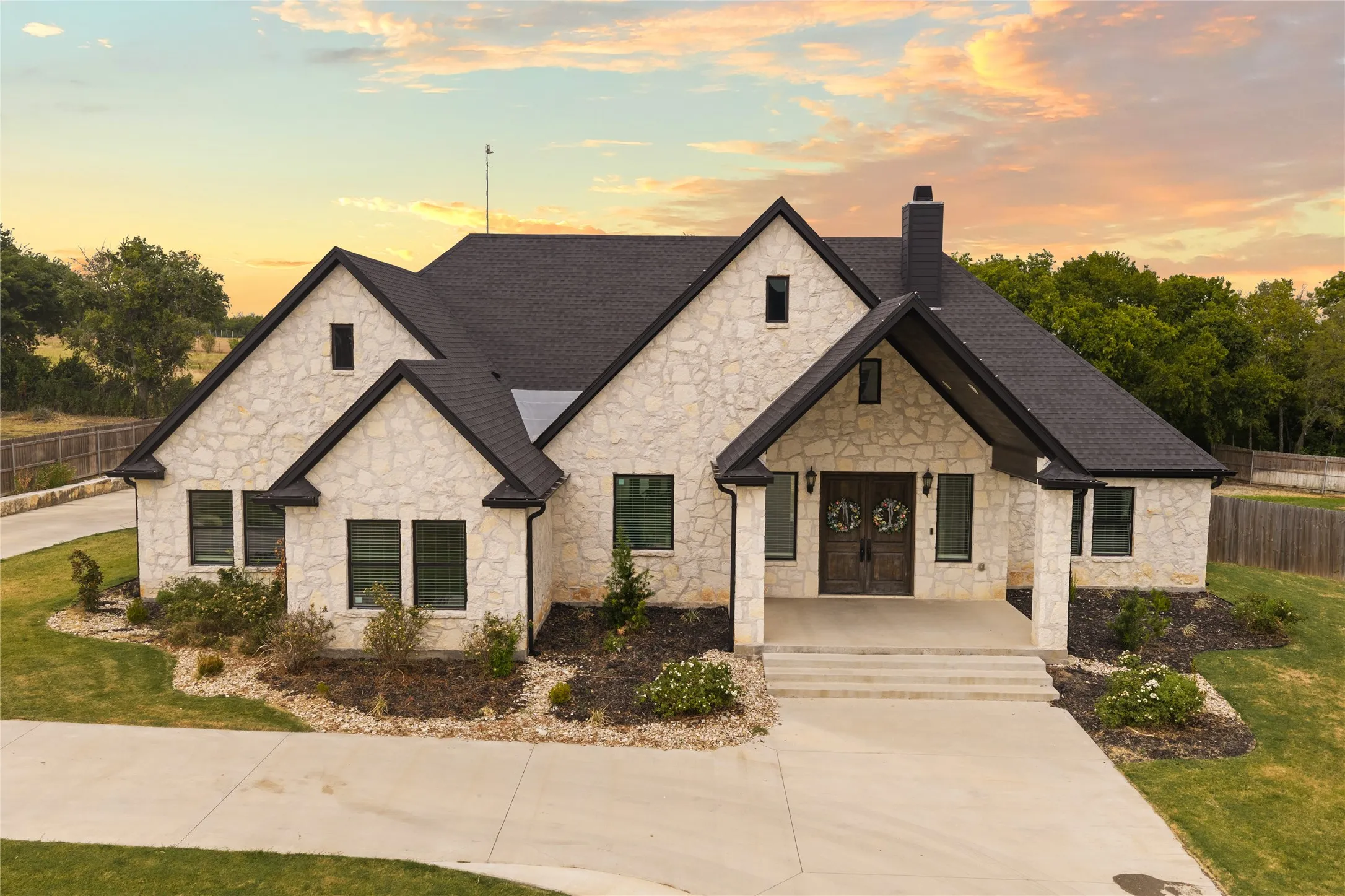 Single Family Residence For Sale in Mc Lennan County , 240 Royals Ranch Road, Lorena, Texas 76655, 4 Bedroom, 3 Bathroom, 2 Garage spaces, 2,849 Sqft, built in 2022, mls#21378316, Real Estate Agent in Lorena, Homes For Sale in Mc Lennan county, Homes For Sale in Lorena, Realtor in Lorena Texas, Real Estate Brokerage Independent Realty Texas, Luminita Cordes Realtor