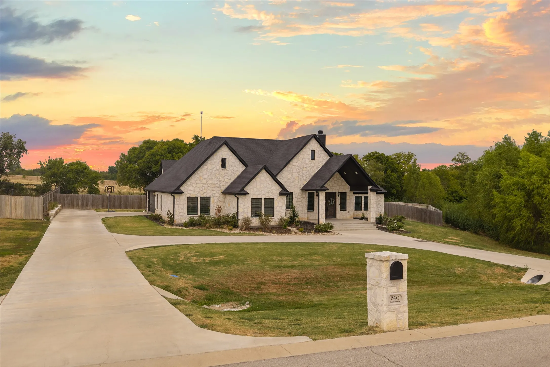 Single Family Residence For Sale in Mc Lennan County , 240 Royals Ranch Road, Lorena, Texas 76655, 4 Bedroom, 3 Bathroom, 2 Garage spaces, 2,849 Sqft, built in 2022, mls#21378316, Real Estate Agent in Lorena, Homes For Sale in Mc Lennan county, Homes For Sale in Lorena, Realtor in Lorena Texas, Real Estate Brokerage Independent Realty Texas, Luminita Cordes Realtor