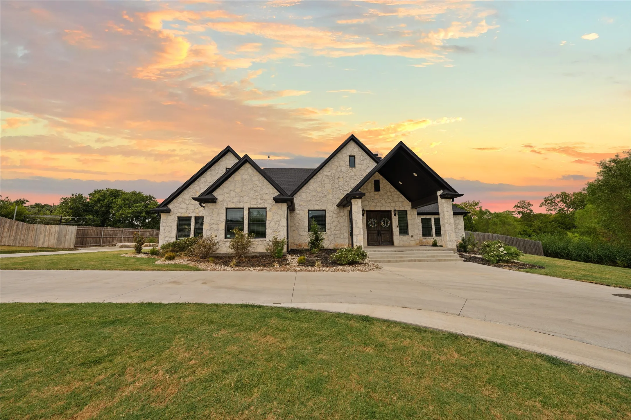 Single Family Residence For Sale in Mc Lennan County , 240 Royals Ranch Road, Lorena, Texas 76655, 4 Bedroom, 3 Bathroom, 2 Garage spaces, 2,849 Sqft, built in 2022, mls#21378316, Real Estate Agent in Lorena, Homes For Sale in Mc Lennan county, Homes For Sale in Lorena, Realtor in Lorena Texas, Real Estate Brokerage Independent Realty Texas, Luminita Cordes Realtor