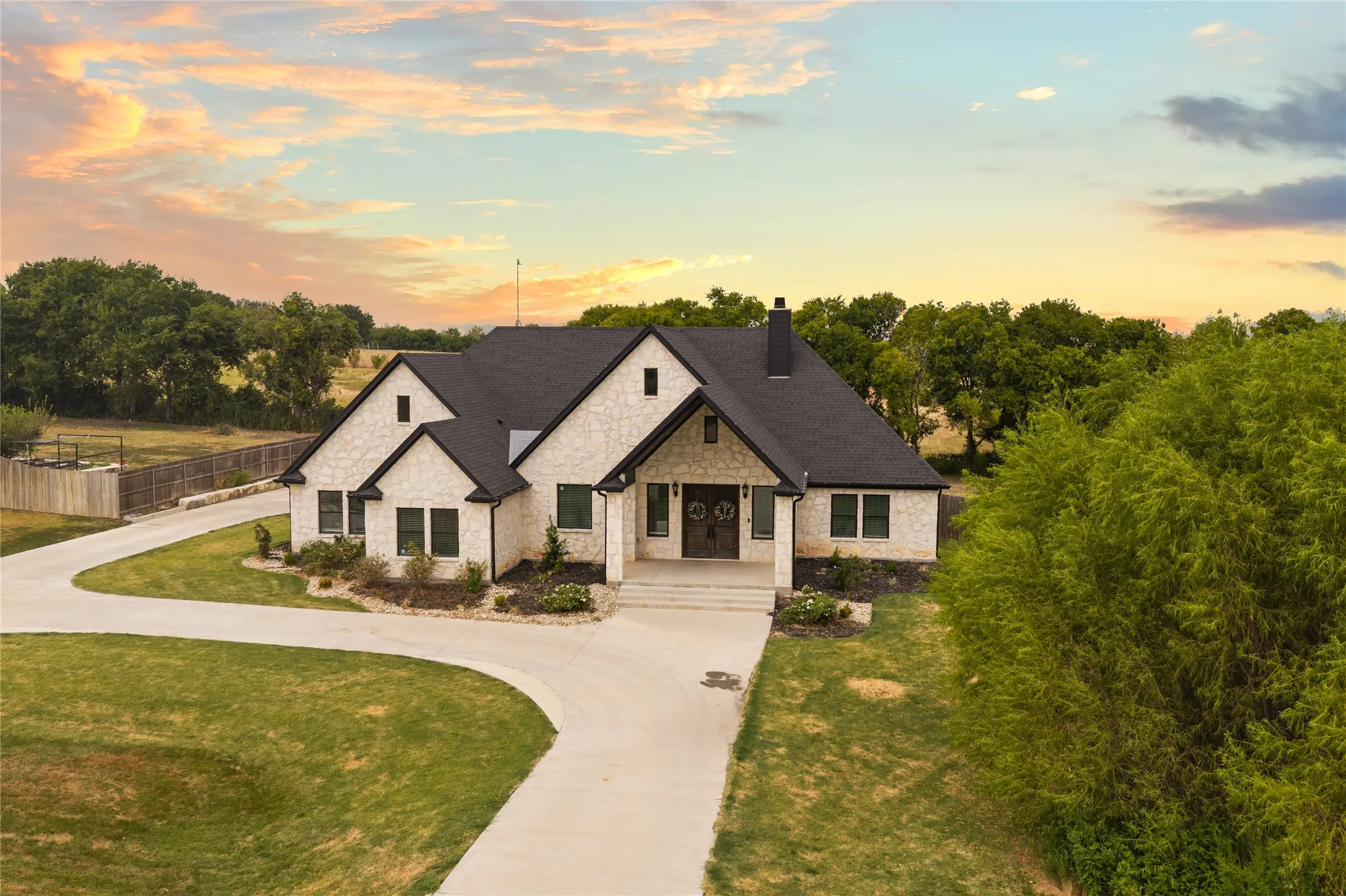 Single Family Residence For Sale in Mc Lennan County , 240 Royals Ranch Road, Lorena, Texas 76655, 4 Bedroom, 3 Bathroom, 2 Garage spaces, 2,849 Sqft, built in 2022, mls#21378316, Real Estate Agent in Lorena, Homes For Sale in Mc Lennan county, Homes For Sale in Lorena, Realtor in Lorena Texas, Real Estate Brokerage Independent Realty Texas, Luminita Cordes Realtor