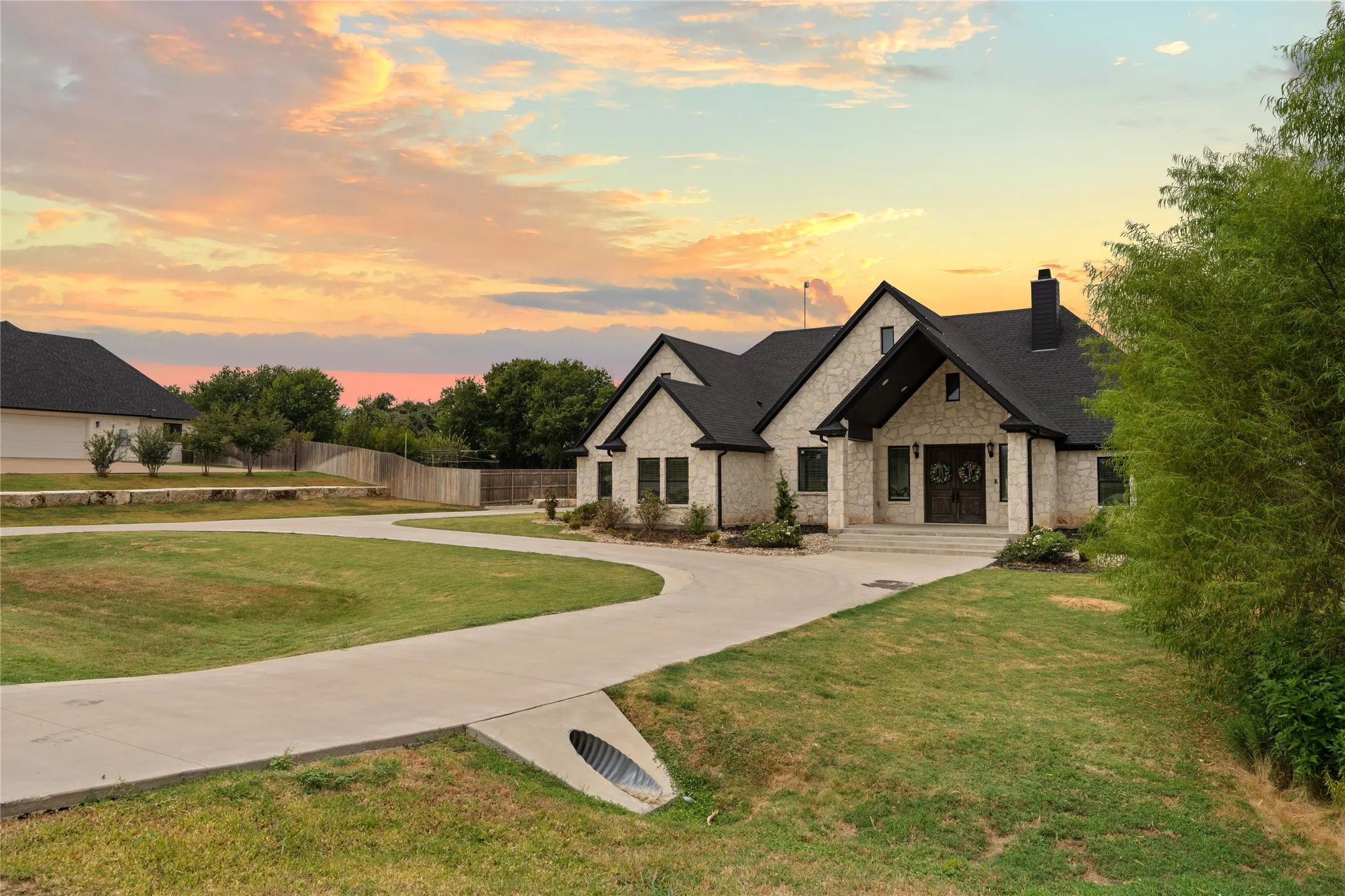 Single Family Residence For Sale in Mc Lennan County , 240 Royals Ranch Road, Lorena, Texas 76655, 4 Bedroom, 3 Bathroom, 2 Garage spaces, 2,849 Sqft, built in 2022, mls#21378316, Real Estate Agent in Lorena, Homes For Sale in Mc Lennan county, Homes For Sale in Lorena, Realtor in Lorena Texas, Real Estate Brokerage Independent Realty Texas, Luminita Cordes Realtor