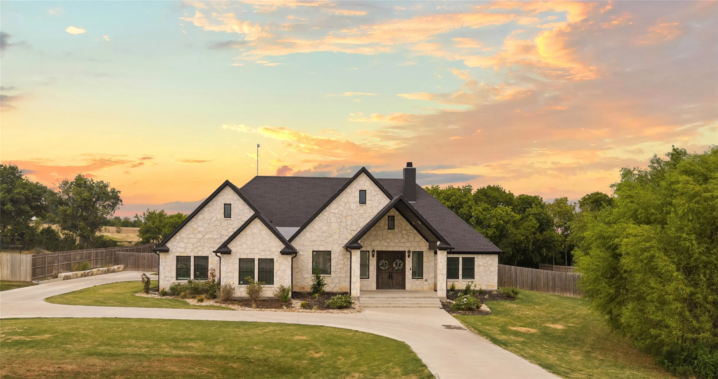 Single Family Residence For Sale in Mc Lennan County , 240 Royals Ranch Road, Lorena, Texas 76655, 4 Bedroom, 3 Bathroom, 2 Garage spaces, 2,849 Sqft, built in 2022, mls#21378316, Real Estate Agent in Lorena, Homes For Sale in Mc Lennan county, Homes For Sale in Lorena, Realtor in Lorena Texas, Real Estate Brokerage Independent Realty Texas, Luminita Cordes Realtor